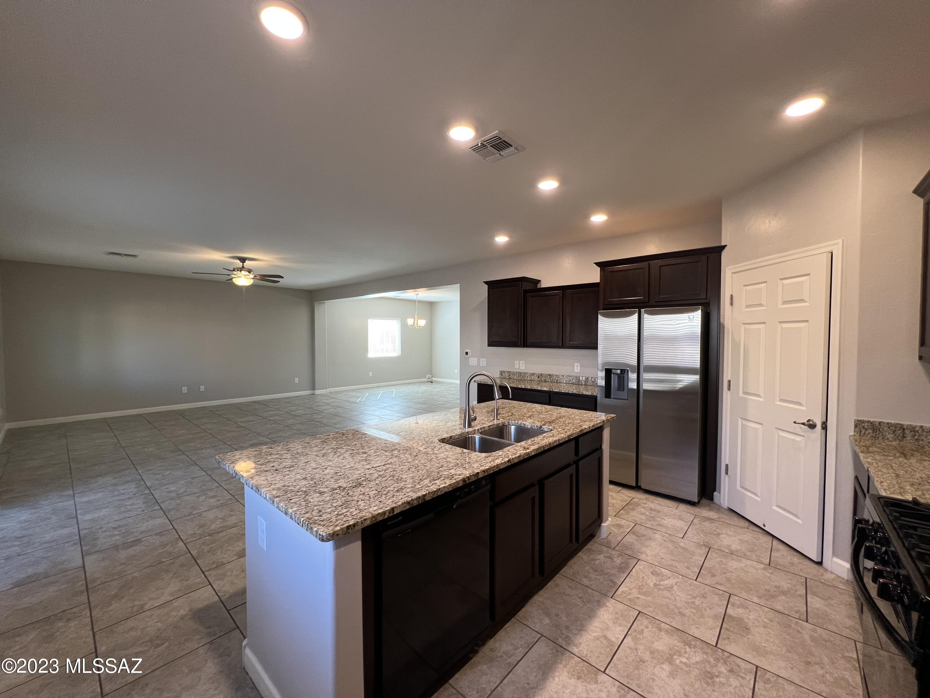 Vista Del Lago Norte SQ20140780198 - Residential Lease