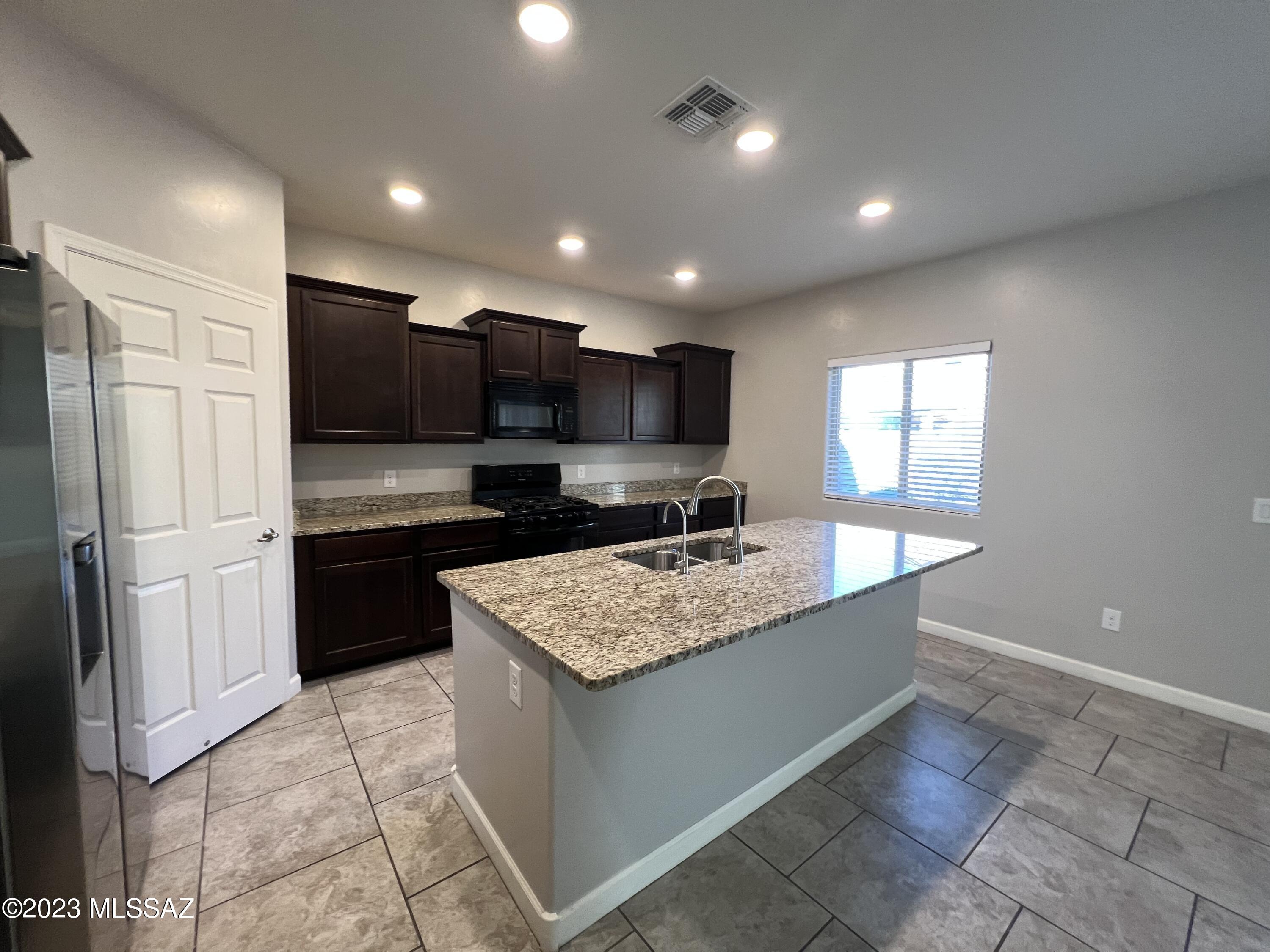 Vista Del Lago Norte SQ20140780198 - Residential Lease