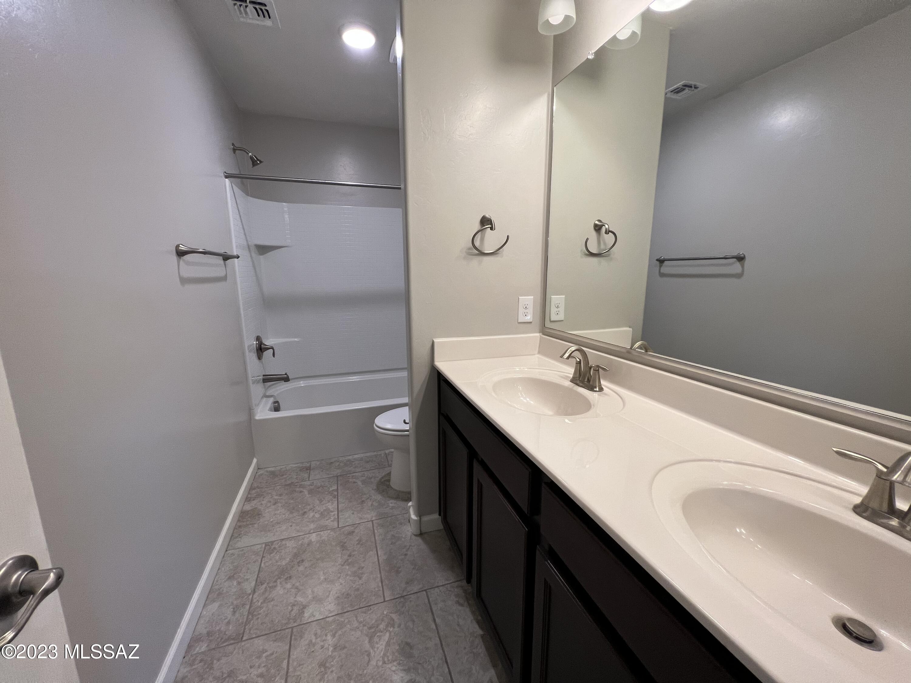 Vista Del Lago Norte SQ20140780198 - Residential Lease