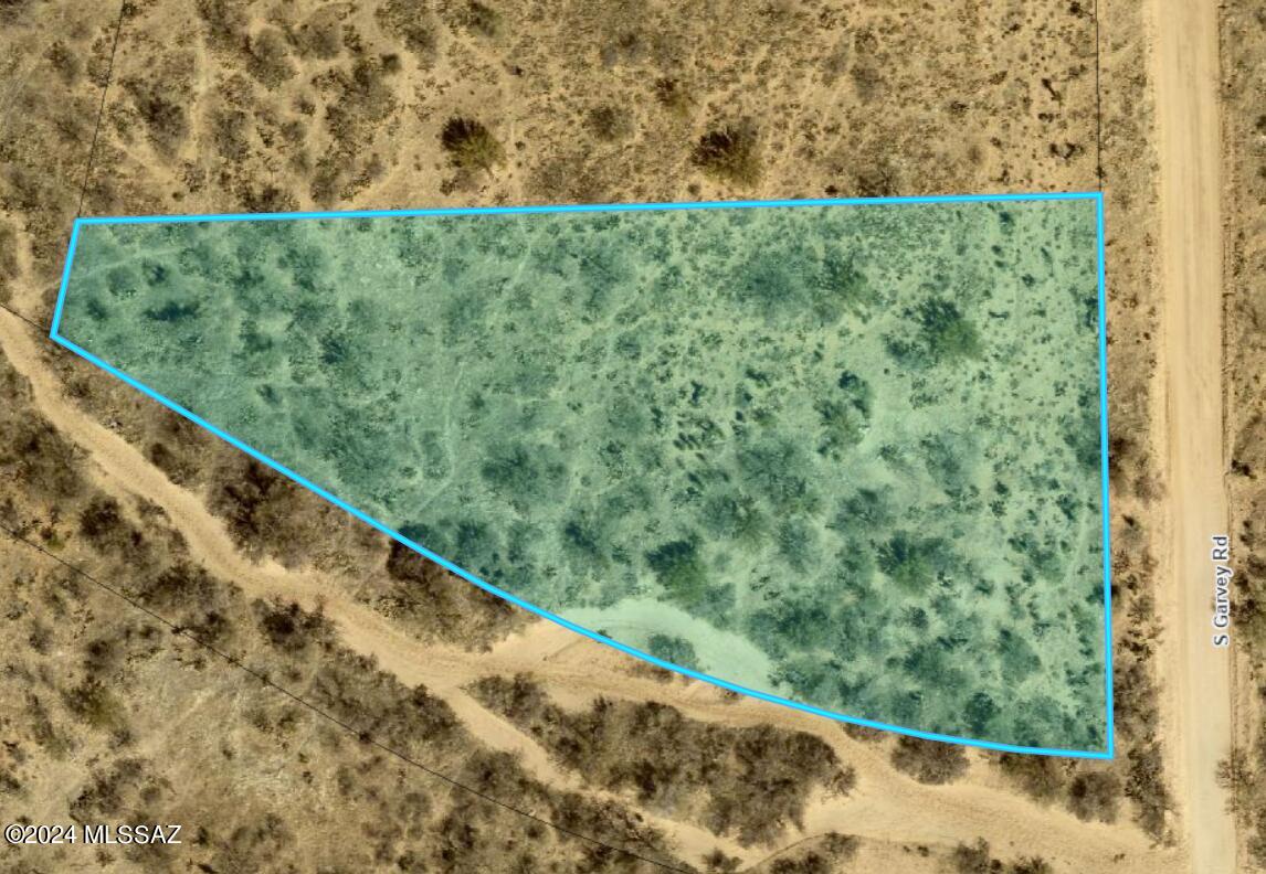 This is your chance to own a large lot on one of the best dirt roads around. A wash/greenbelt runs near the south side of the property providing some variety to the nearby landscape and a buffer from neighbors to the south. This is one of the better lots in the Diamond Bell Ranch Area.
