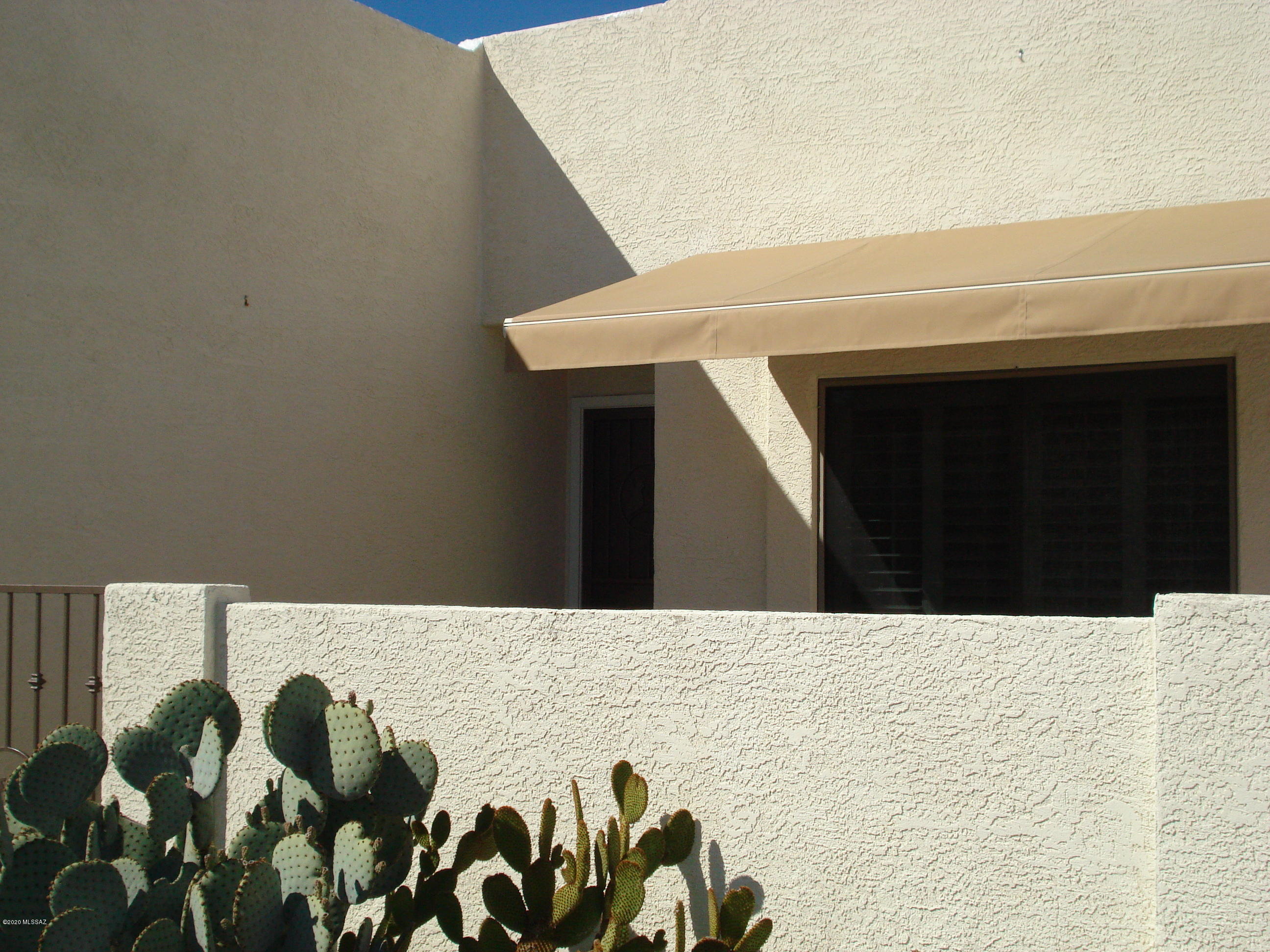 Lovely very well kept 2 br/2 ba move in ready townhome.  Large kitchen with an open floor plan and stainless steel appliances.  Very nice tile floors throughout.  A huge master bedroom with plenty of room for a large desk or workout equipment.  Age restricted  gated community.