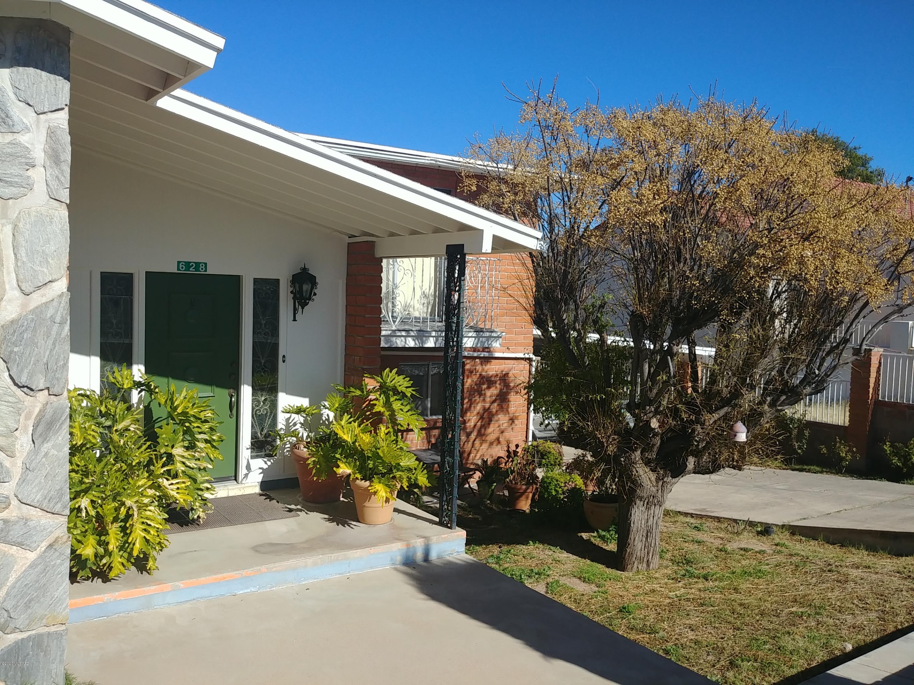 Beautiful home with magnificent mountain views.
Agent,Marcela Lopez is related to Seller.