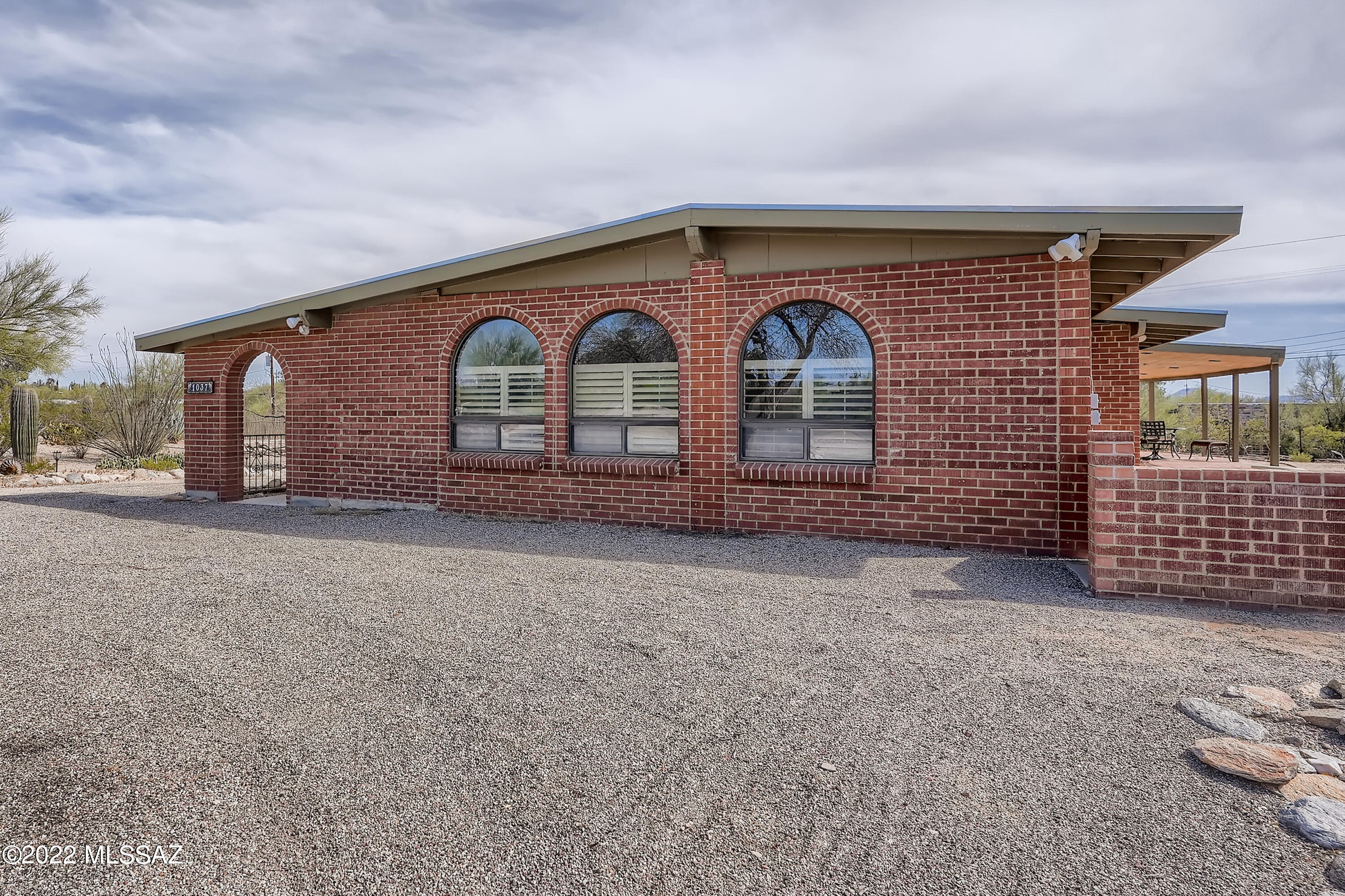This beautiful home nestled in the rolling hills of a quiet and established Casas Adobes community is a must see. You will have plenty of outdoor space on this one plus acre lot. The amazing views of the beautiful mountain ranges surrounding the city are breathtaking. In addition to the original 2,000 plus sqft, an outdoor office/guest area has been added along with a two car garage. This home has been very well taken care of and the owners have already done an inspection and an appraisal.