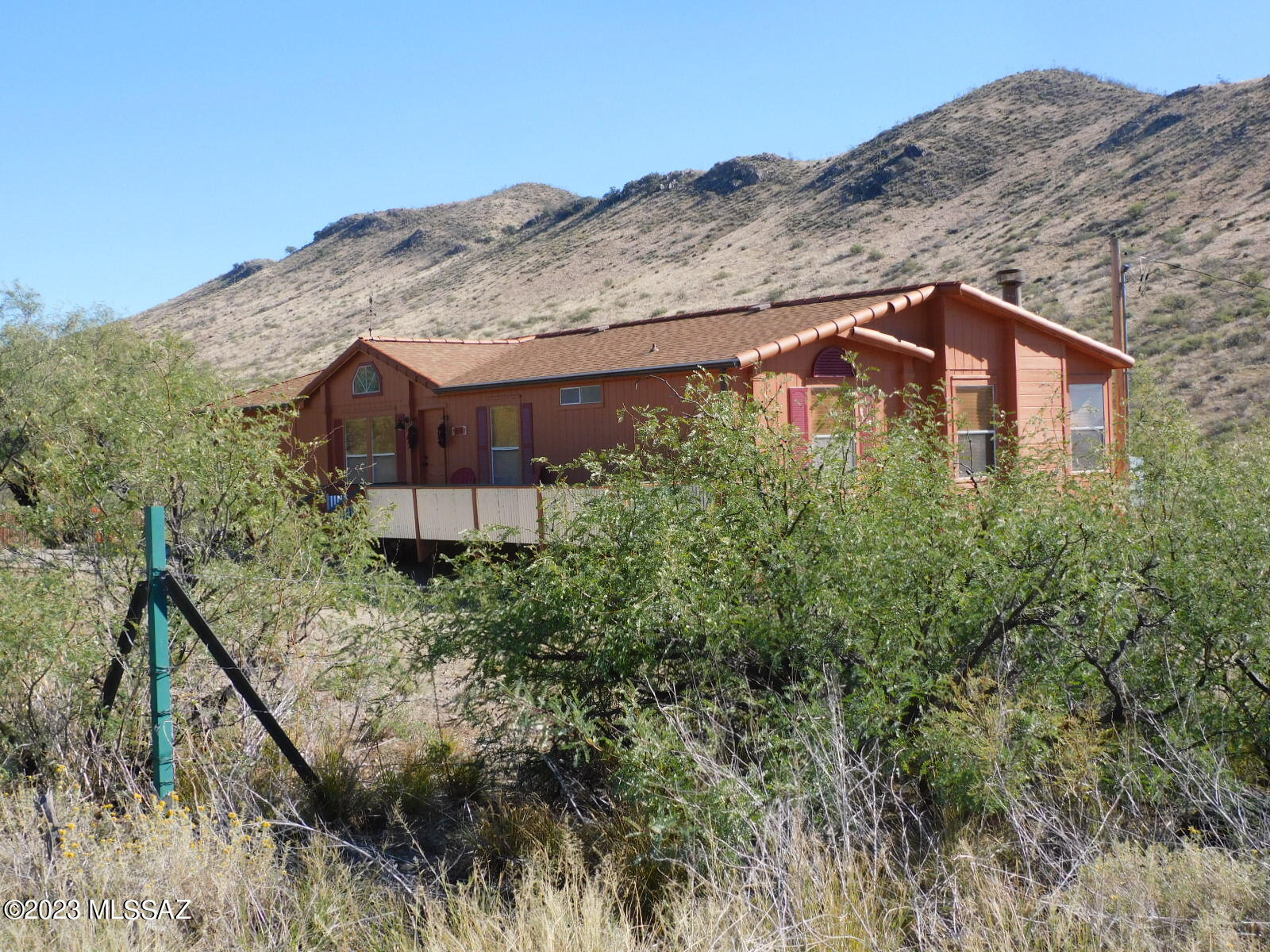 Upgraded/remodeled MFH located in the Old Mining Town of Dos Cabezas.  Move in ready..  Quiet Neighborhood with scenic views of Dos Cabezas Mtns with lots of Natural Wildlife/birdwatching.  1 blk off HWY 186 and 15 minutes to Willcox.   Home boasts New AC Unit, all new Stainless Steel appliances including new washer dryer,  new Birch Laminate Flooring thru out , All New Tiled countertops,  new brown texture double sink with new faucets in kitchen, new American Standard Toilets  in bathrms / all new bathrm fixtures,  freshly painted inside and out.