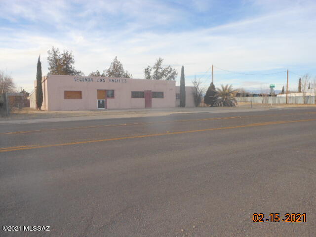 LARGE COMMERCIAL BUILDING ON CORNER LOT. GREAT LOCATION FOR RETAIL BUSINESS WITH LIVING QUARTERS.