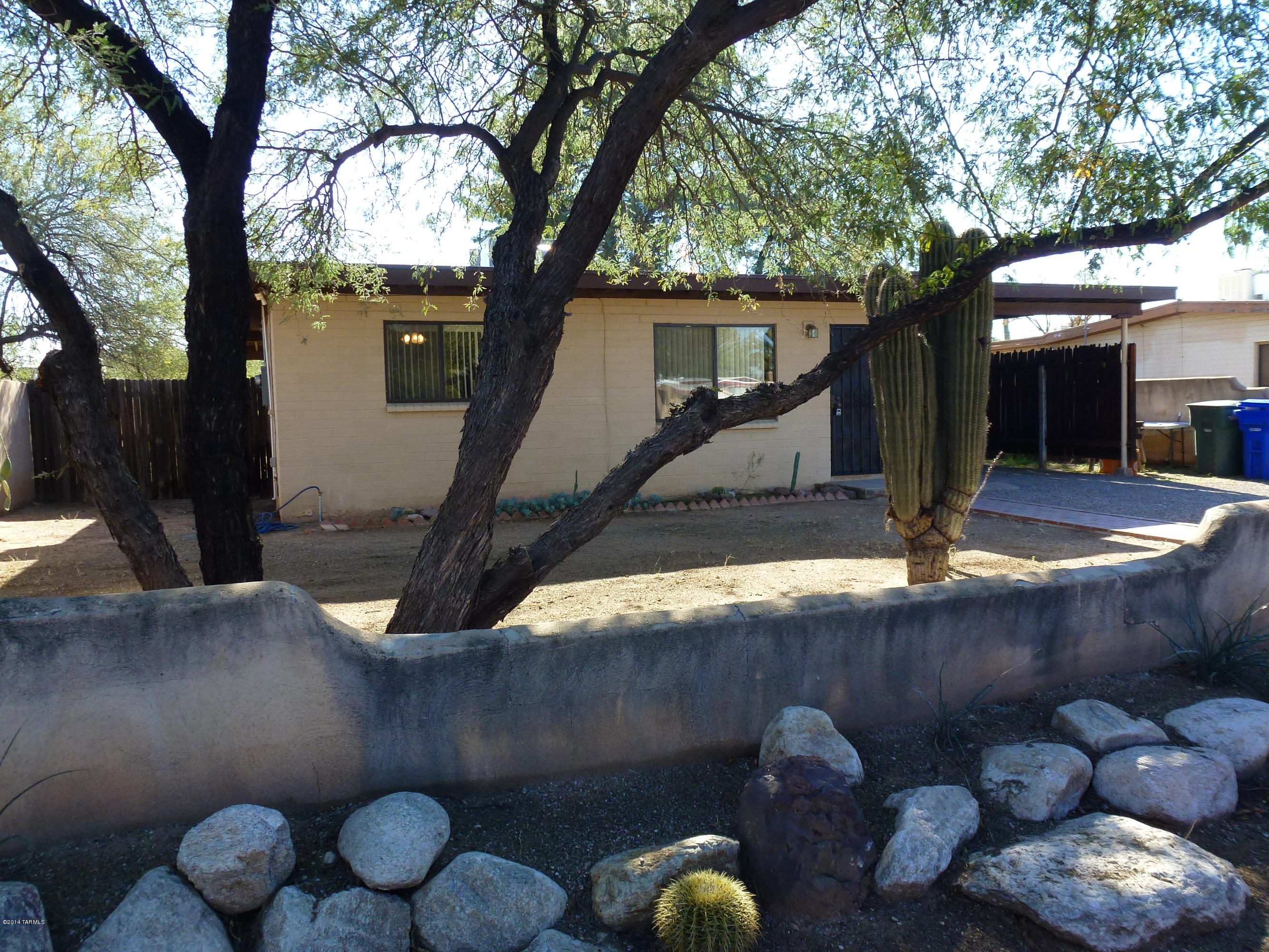 Cute As Can Be 2 Bdrm. 1 Bath Home On An Extremely Large Lot. Great Central Location Convenient To Shopping, Resturants & Hospital. A/C & Completely Tiled. Don't Miss Out On A Gem Of A Property.