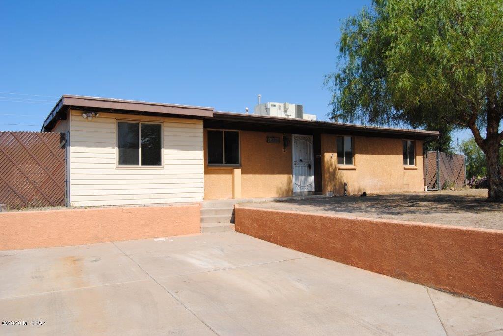 Great 3 bedroom 2 bath in nice Eastside neighborhood. Ready for remodel and making it your own.  Extra storage built onto the kitchen laundry area.  Large backyard with full length covered patio.  No HOA on Cul-de-sac street!