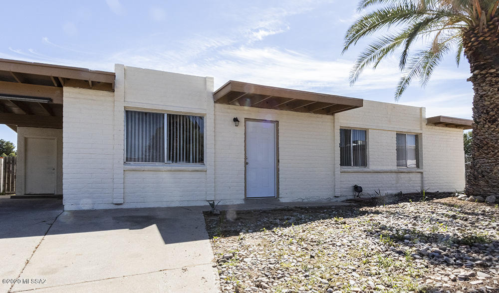 Spacious Corner townhouse close to DM, Schools, Transportation, and Shopping. This unit is a three bedroom  - two bath, updated kitchen and appliances, tile throughout home, large back yard.

RENT $1,100           Deposit $800
Pet Fee $150    (Dogs are fine, Cats are not permitted)