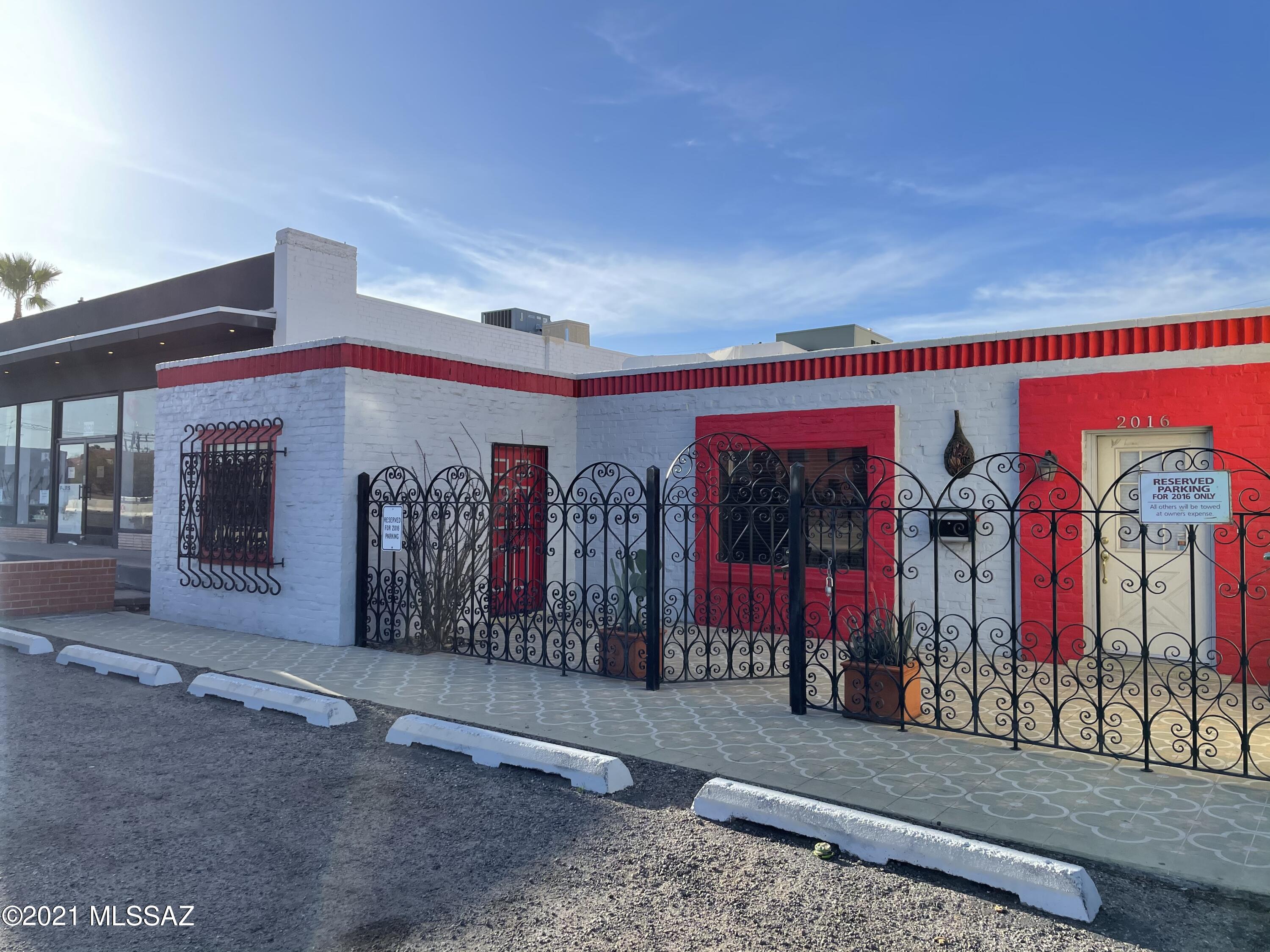 Great Commercial space with spacious rooms and large gated lot in the back. C-1 zoning. Located on a perfect high traffic location on Broadway and Campbell only minutes from downtown! 5 parking spaces in front and covered parking in the back. Property needs to be fixed up.
