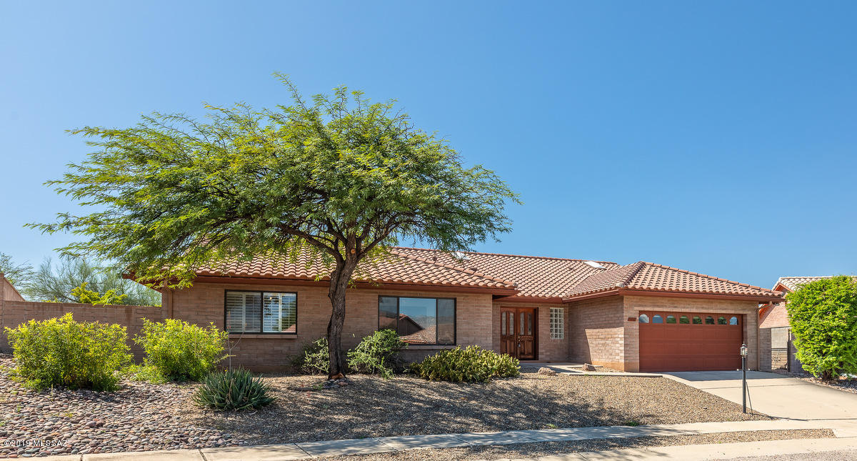 Move-in ready home. Popular niche subdivision. This eastside gem is tucked away on a beautiful cul de sac lot.   New carpet,  hvac,  and is freshly painted. Living/dining room offers Catalina Mountain views.  Gas fireplace in great room for chilly mornings. Large kitchen with generous cabinet space. Ceiling fans & walk in closets in all bedrooms. Private backyard with large covered patio and Rincon mountain views.