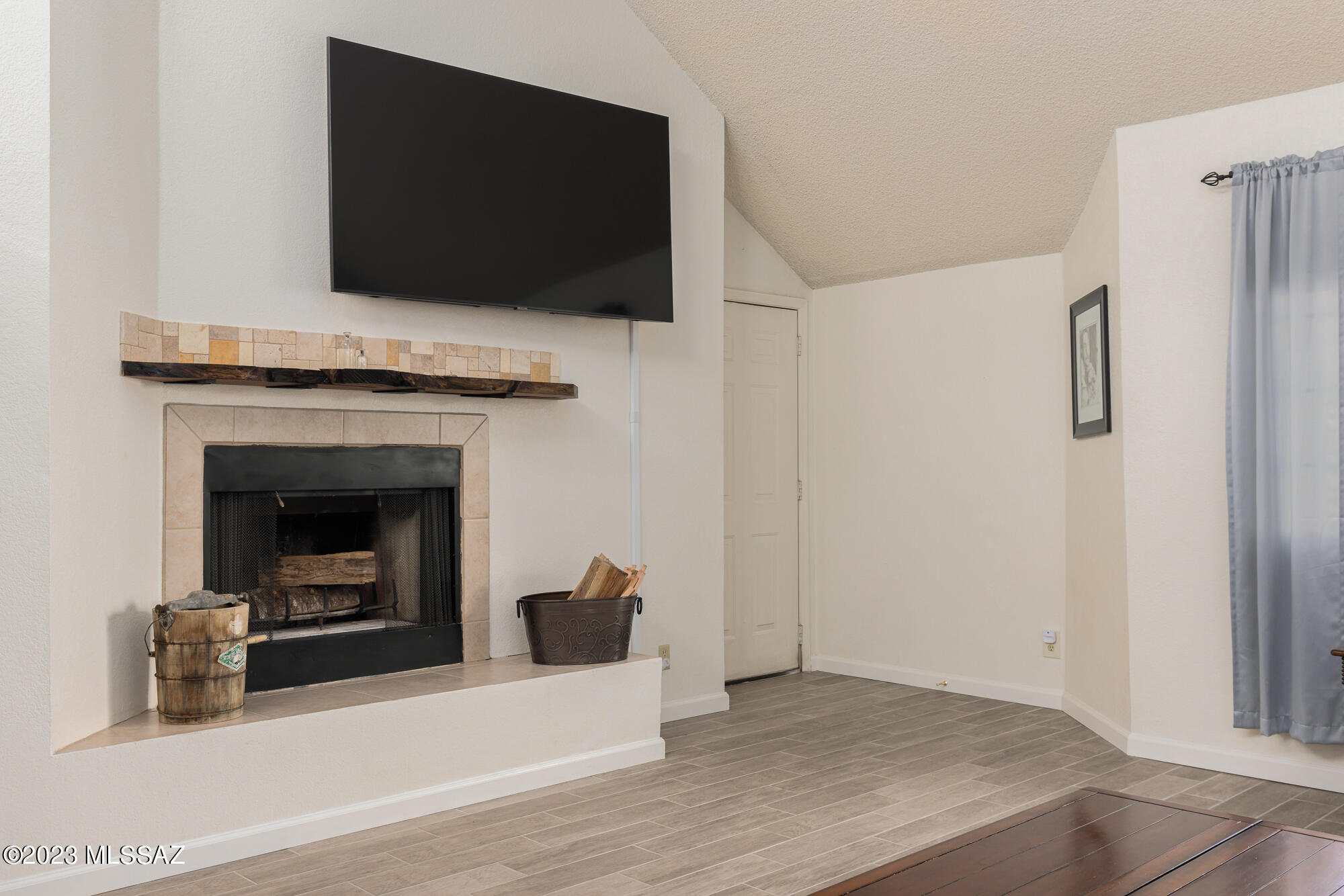 Twelve Hundred River Rd Condos - Residential