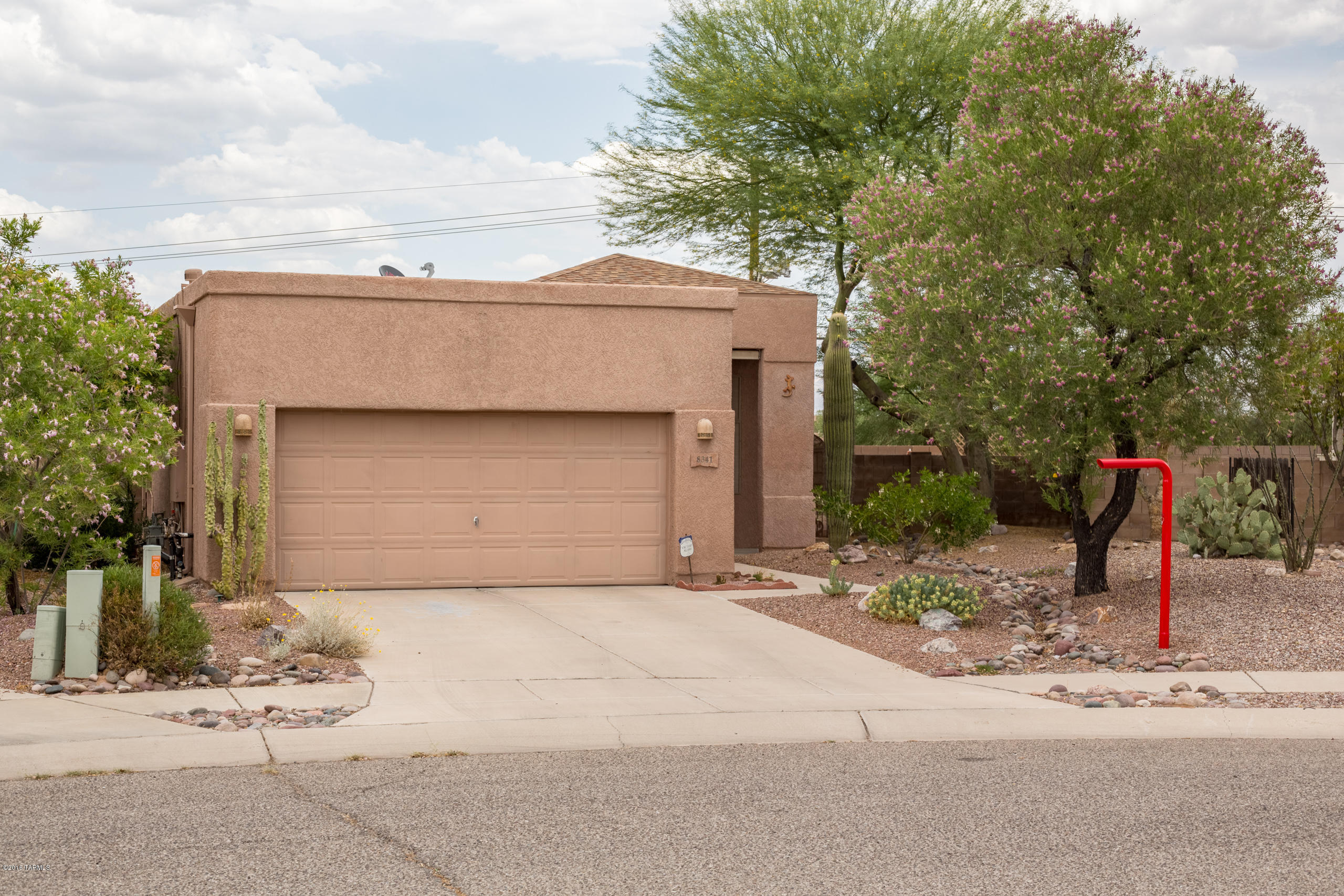 Great 3 bedroom 2 bath home in Rita Ranch. Upgraded kitchen will stainless steel appliances and granite counter tops. Upgraded bathrooms with glass bowel sinks. Home sits on a quarter of a acer lot with large pebble tech pool. Close to shopping and Davis Monthan AFB. Seller does provide a 1-year Home Warranty plan through 2-10 Home Warranty.