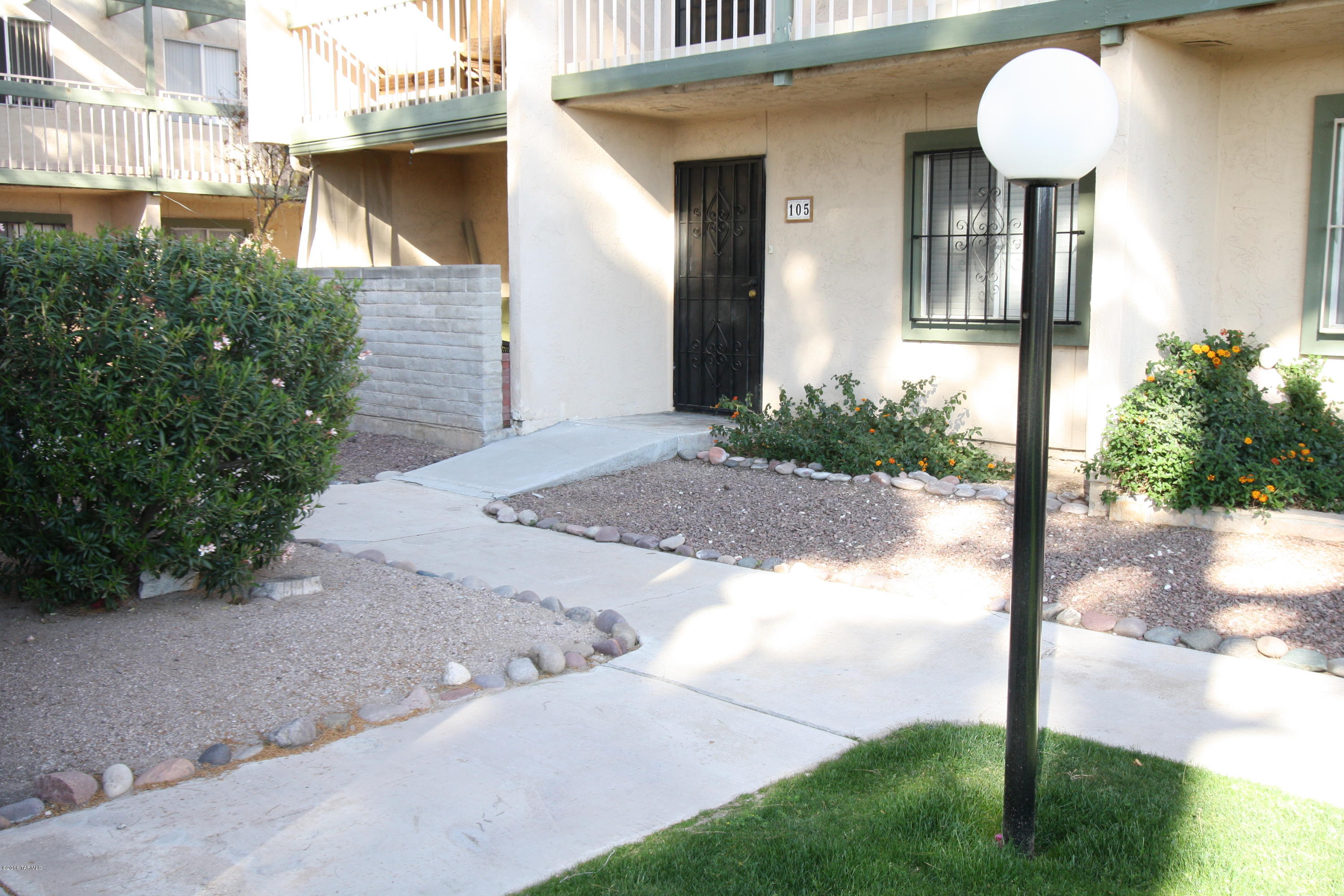 Conveniently located close to shopping, restaurants, bus line and more.
Ground floor 2bdr/ba totally remodeled w/travertine floors, granite counters and stainless steel appliances!
Greatroom floorplan, dining area and counter seating.
Community offers pool and spa.