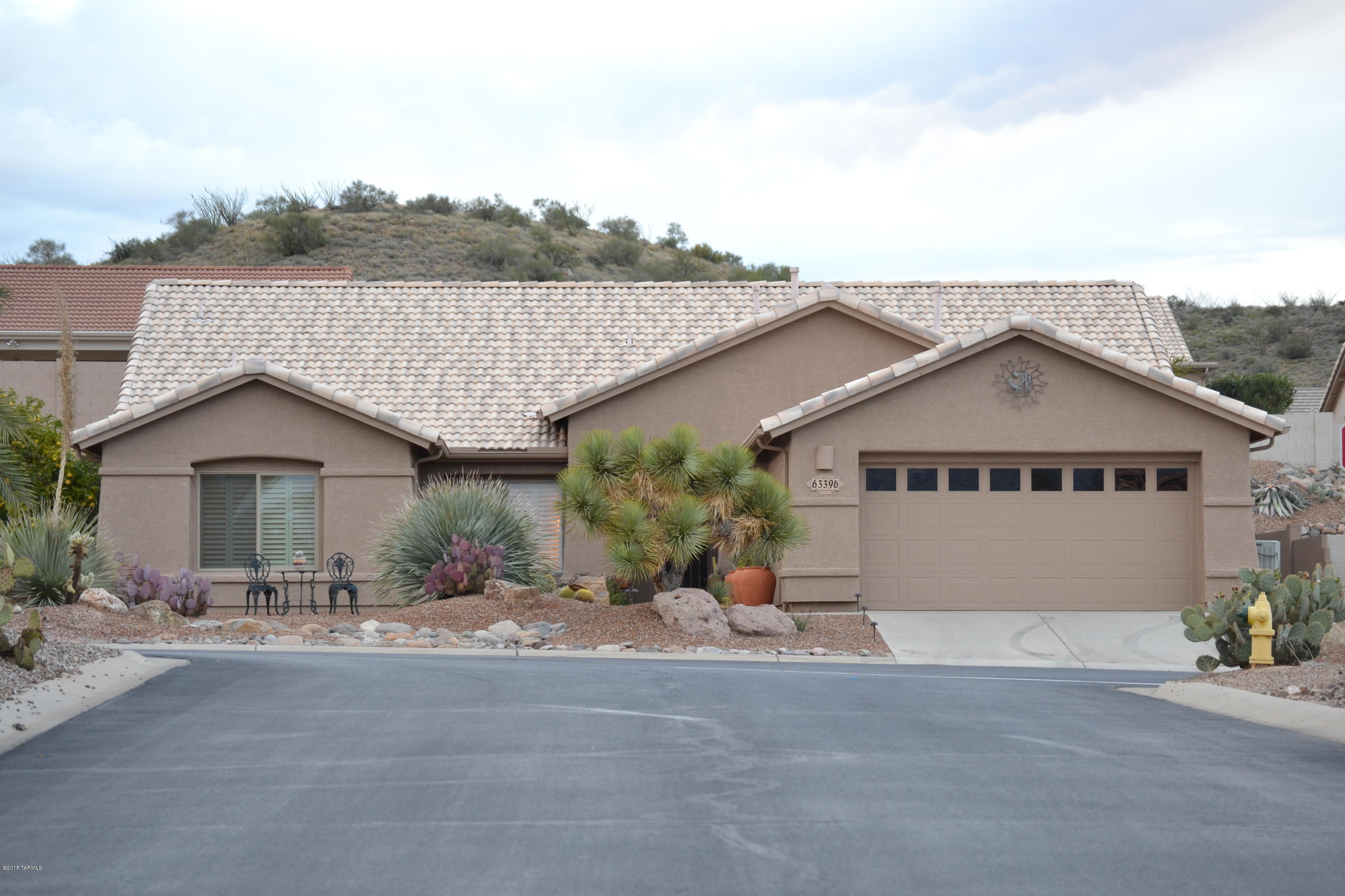 Spacious and open Medium Montana Plan built in 2002 with 2 bedrooms + den, 2 large baths, 2 car garage, on a huge .25 acre lot with views of the Catalina Mountains.  Ideally located off the main entrance to Saddlebrook and very close to the Club House.  Mountain views from the front rooms, master suite, and the back patio.  The home features a great room design with soaring ceilings, plantation shutters, eat-in kitchen area, formal dinning area, and built-in desk area.  The yard features a spacious covered patio, hot-tub, built-in BBQ, and walking path to the highest area of the yard with panoramic views.