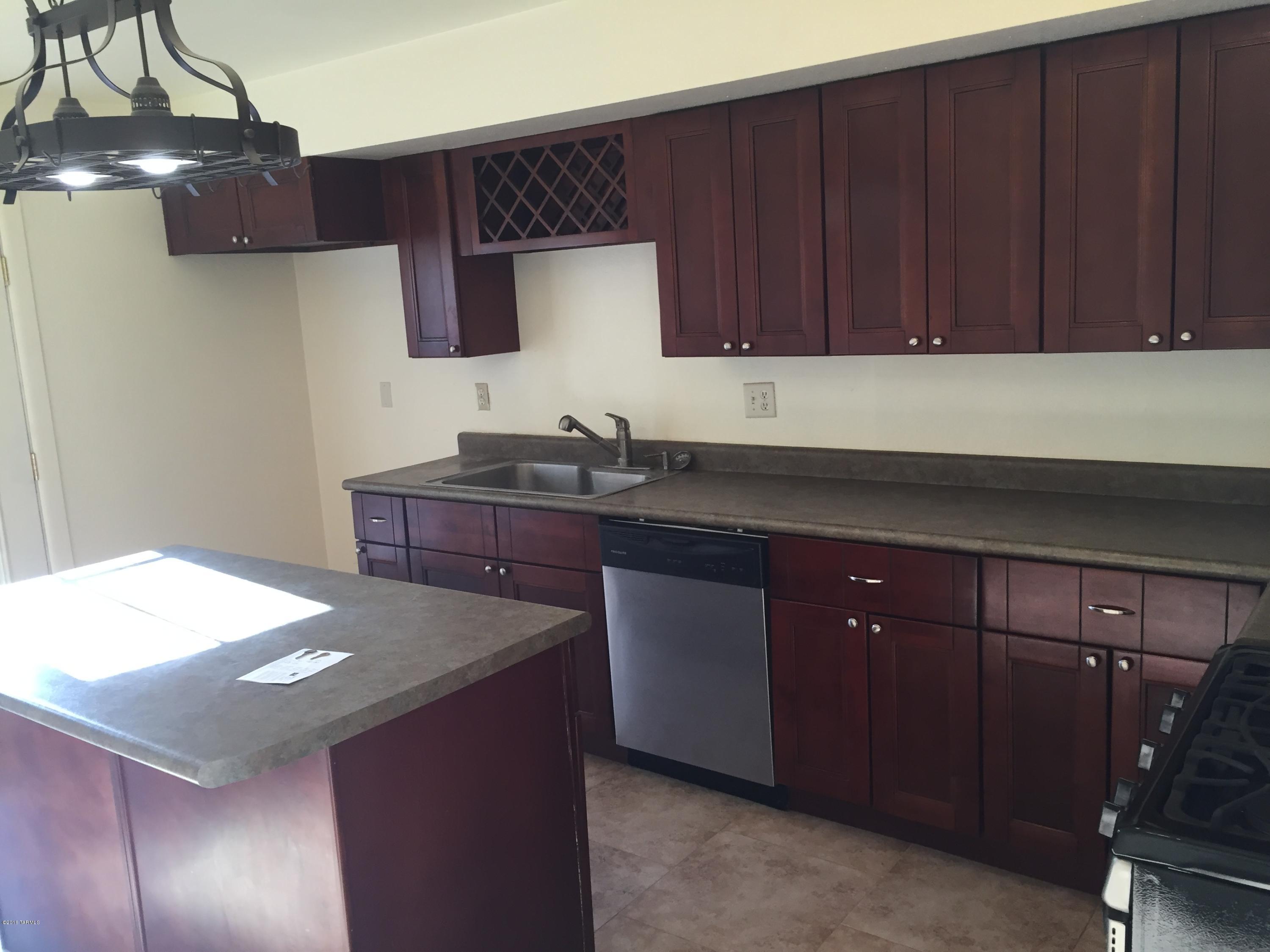 Los Olivos Est II (25-84) - Residential Lease