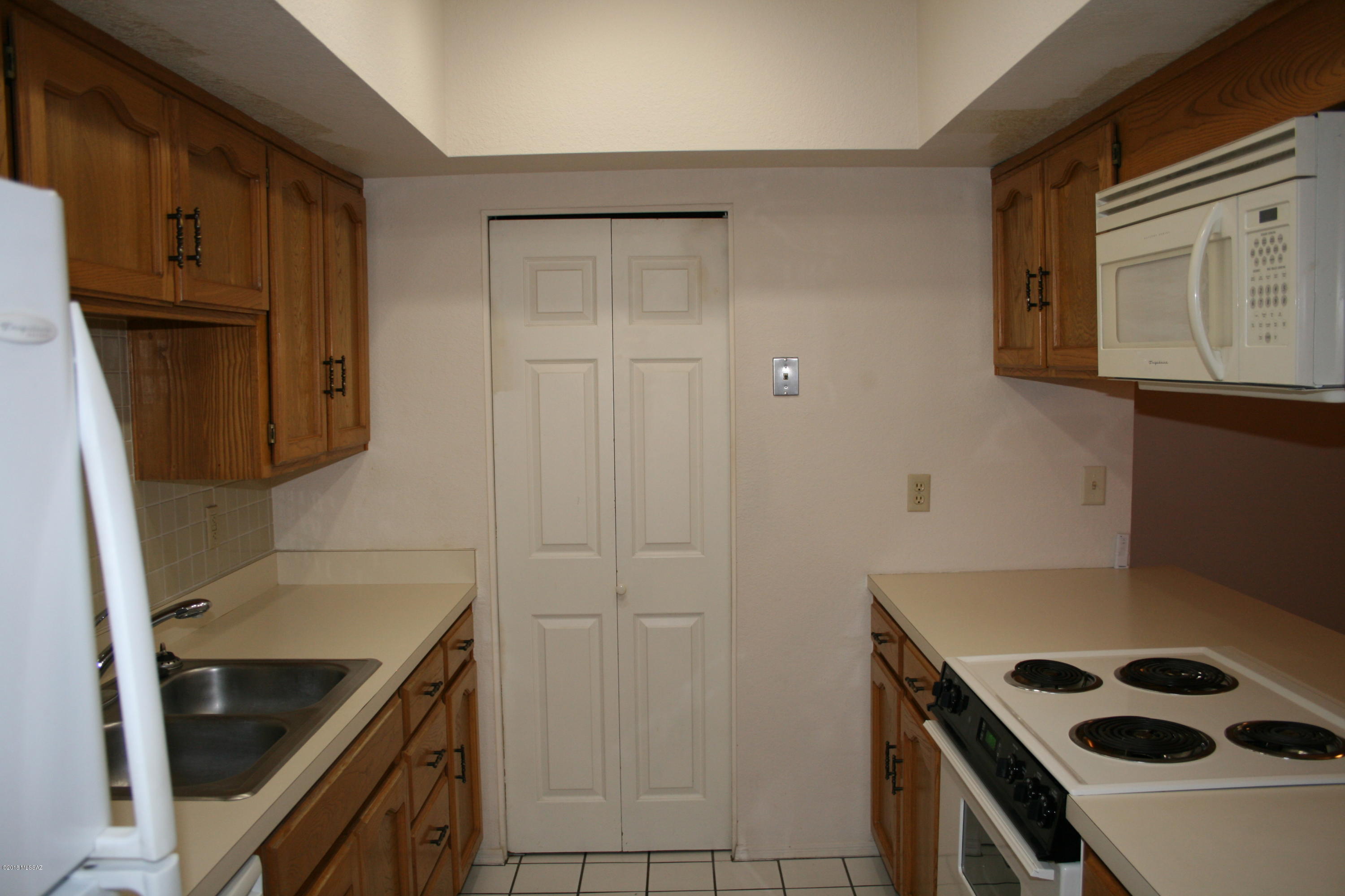 Twelve Hundred River Rd Condos - Residential