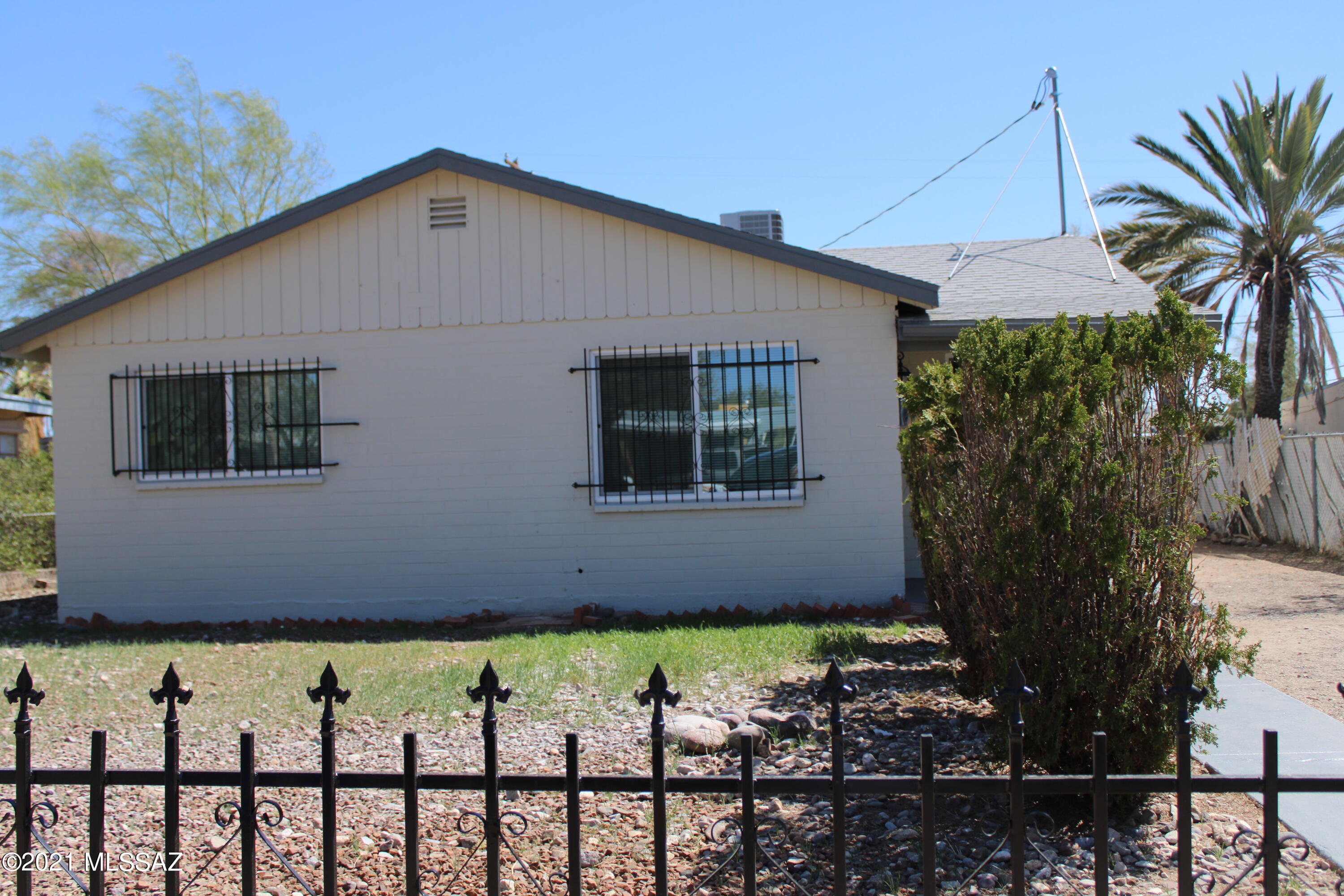 Country Club Manor - Residential