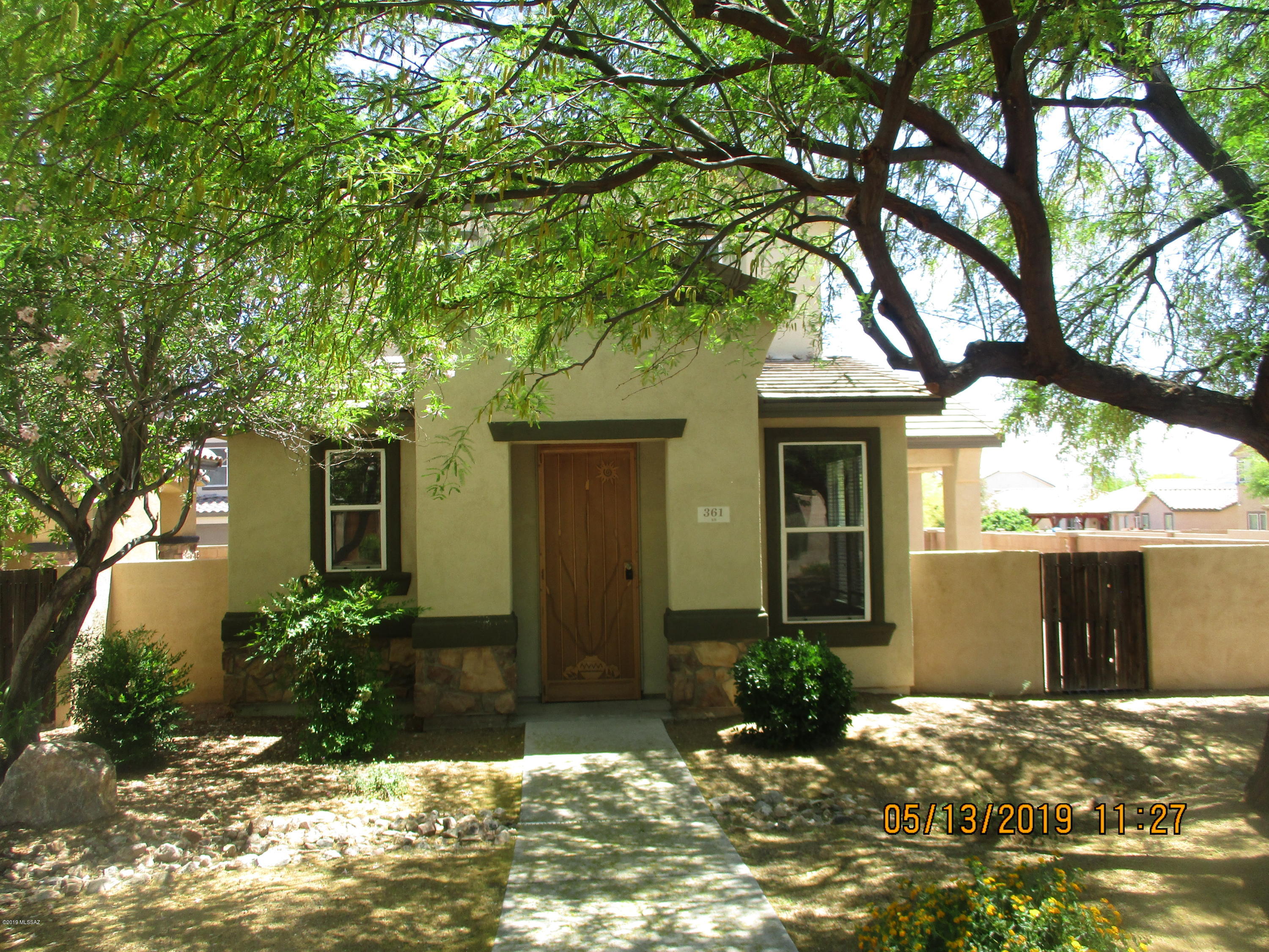 Beautiful patio home with stainless steel appliances and ceiling fans through out.  Access to community pool. Gorgeous laminate floors in living area. New carpets!