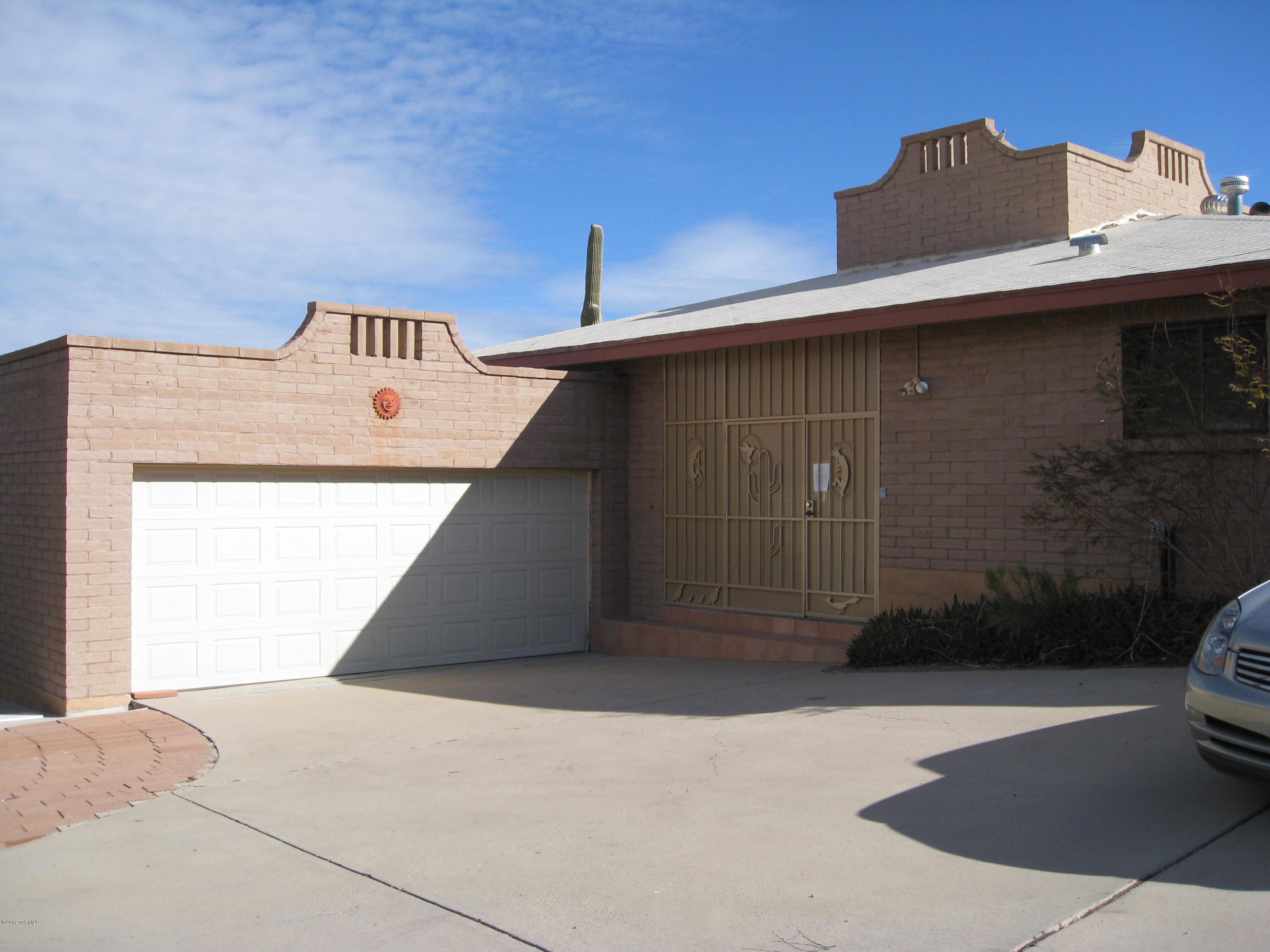 Roomy 3 bedroom 2 bath secluded home on an acre lot.  This home offers AC, great mountain views, private backyard, ceiling fans, several skylights and sunken living room. Don't miss out on this home. Easy commute to I10. Yard is not fenced in. Pets negotiable.