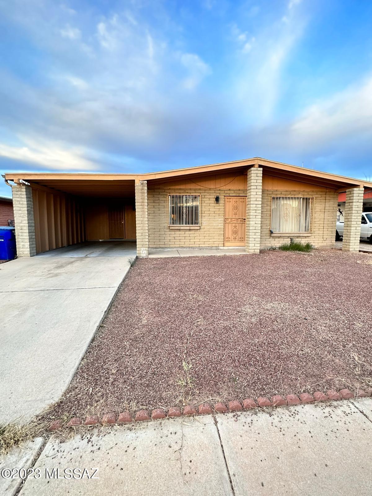 SELLER WILL OFFER SELLER CONCESSSION TOWARDS CLOSING COST OR INTEREST RATE BUY DOWN WITH A STRONG OFFER !
This is a great starter home ready for you to make it your own! Needs some TLC, it offers 3 bedrooms, 2 baths with a fenced backyard for privacy and space for all of your tools. Close to Marketplace, Spectrum shopping centers, Rodeo Park and the freeway!