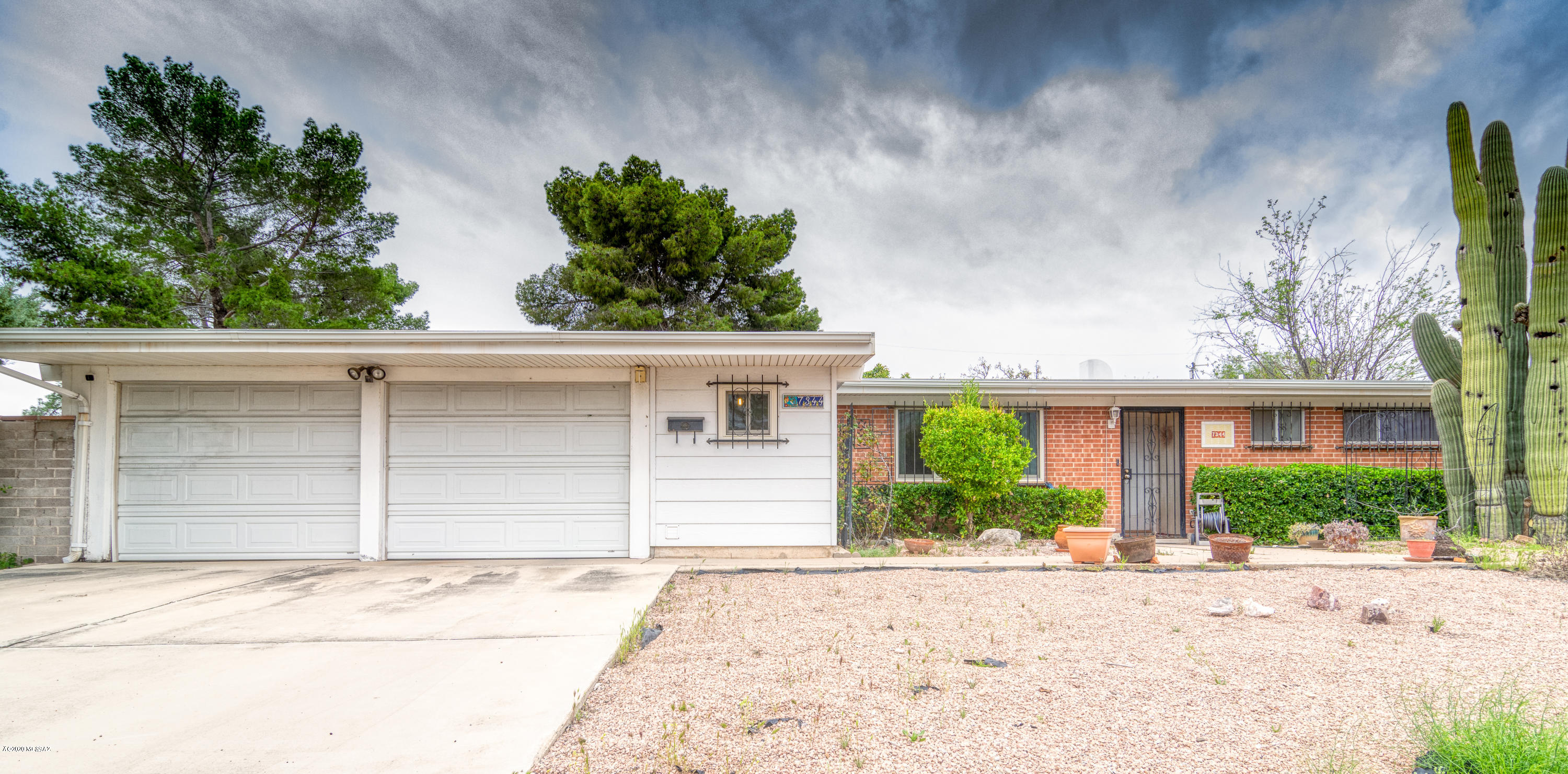 Beautiful east side 3 bed 2 bath home. Ceramic tile, excellent kitchen, formal dinning area. Large storage area off kitchen. Very nice wood cabinets.  Beautiful citrus trees, Grapefruit and Calemante in front and back yard. Rain water harvesting. Come take a look, you will love this home!!!!