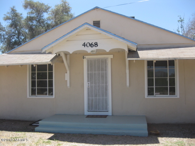 Very Nice Duplex (Corner Lot), Centrally Located, A/C, Approx. 750 sq ft, Bright Open Kitchen, Refrigerator, Stove/Oven, Washer & Dryer, Private Fenced Yard, Off Street Parking, Close to Shopping and Schools. Pets are considered.