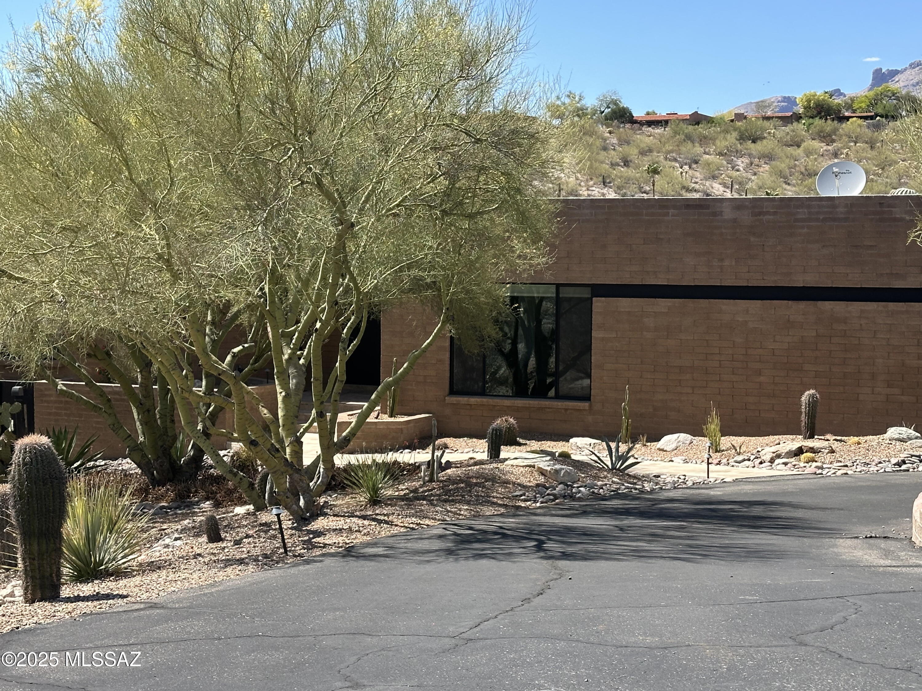 Built by J. Kline construction / Robinette designed, this soft contemporary home features Magnificent Mountain Views.