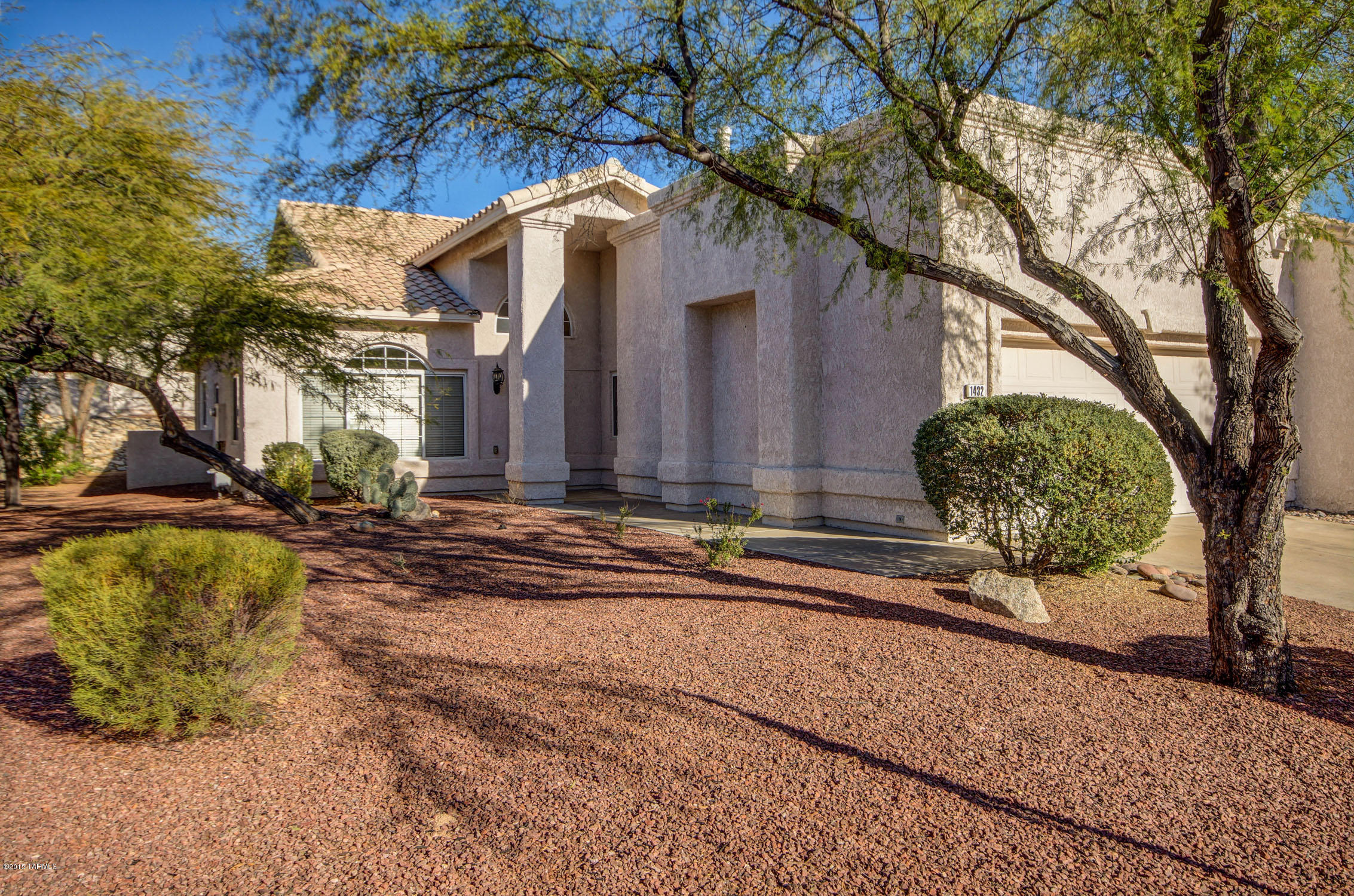 Come see this beautiful, contemporary home in gated Carmel Pointe w/ soaring ceilings and popular open concept interior located right in the heart of Oro Valley. This home has an awesome split bedroom floor plan w/ office/den perfectly situated just off the foyer w/ the guest bed/bath down a separate hallway and separate yet open formal dining room. A very large kitchen w/ island, tons of cabinets, black granite counters, stainless steel appliances & spacious breakfast bar, opens to a great room. Warm paint, 18 inch ceramic tile flooring, Large master bedroom en-suite with dual vanities, separate tub and shower enclosures & huge walk-in closet. Large covered patio w/ blinds. Conveniently located to the Oro Valley Country Club & Rec Center, golf, bike/walk trails, library, shopping & dining