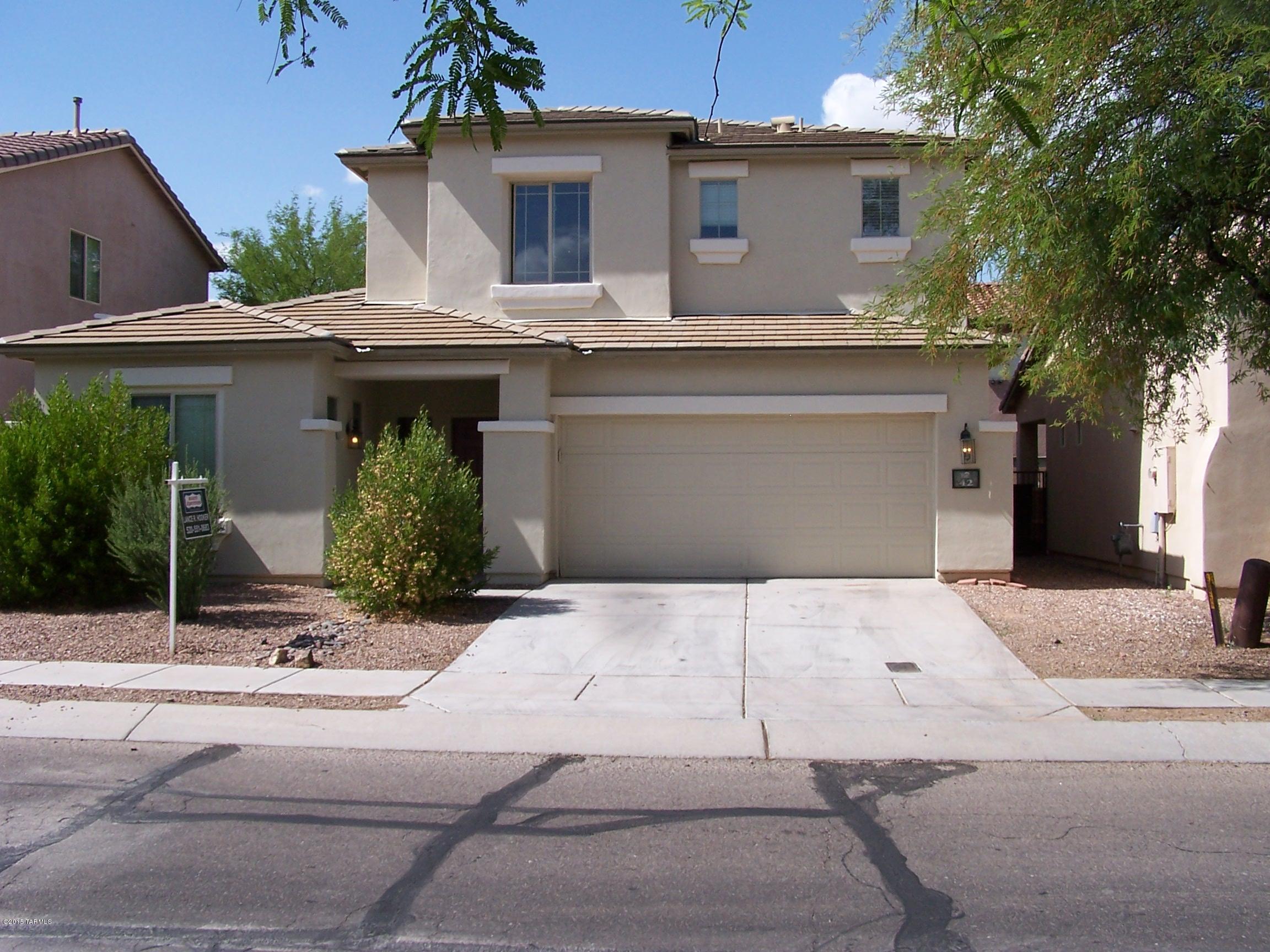 NEW CARPET. Pulte built home in Rancho Sahuarita. Open floor plan with 3 bedrooms and 3 baths. Great room has HIGH ceilings. Master bedroom with large walk-in closet! Fans in most rooms. Ready to move in and appliances included.