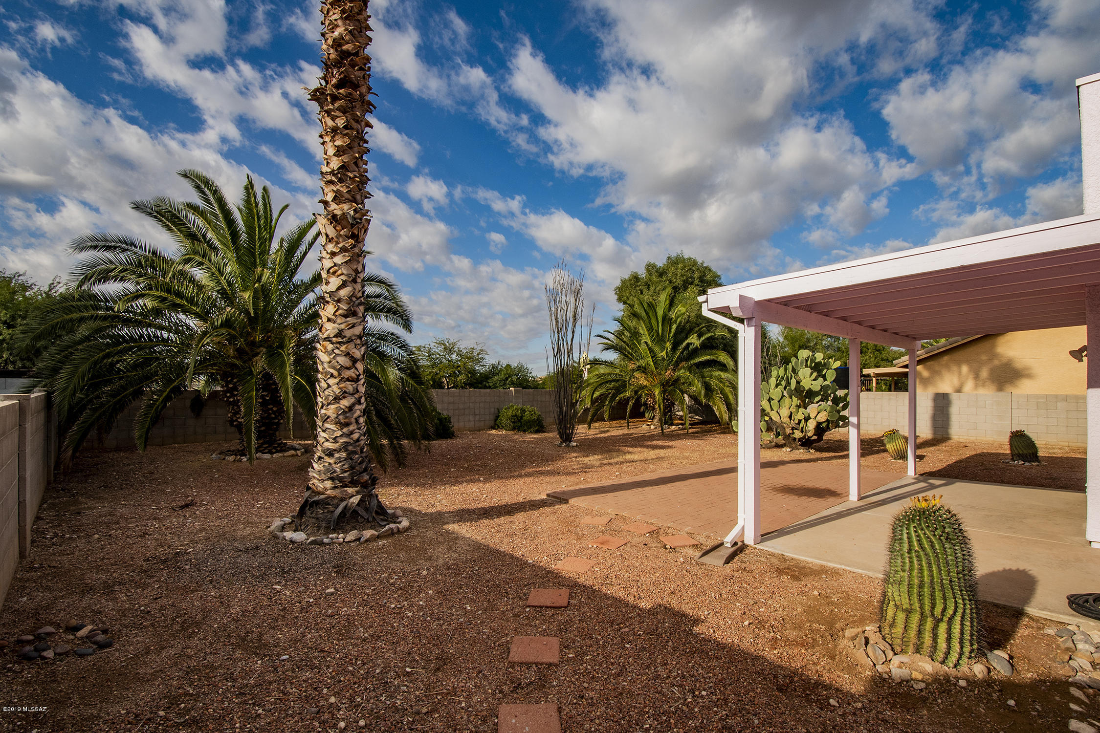 It's easy to imagine yourself in this lovely, well-kept, split-bedroom Rita Ranch home with NO HOA! Through the foyer is the clean, open, and inviting living area with tall vaulted ceilings. The kitchen offers plenty of counter space, storage, and breakfast bar. The master suite features a new walk-in shower & bench, double sink, & walk-in closet. Hall bathroom features double sink and 2nd bedroom boasts a walk-in closet. Relax outside in the LARGE YARD with no rear neighbors!! Enjoy oranges off your own tree, roses, and desert plantings, all on a drip irrigation system. In Vail School District and nearby Purple Heart Park. Original poly plumbing has been replaced by Pex. The tile roof has new underlayment and patio roof was recently coated. Exterior paint and new furnace motor in 2018.