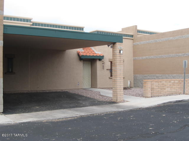 Awesome 3 Bedroom 2 bath Townhome In Great South Tucson Location! Tile floors and carpet in bedrooms, granite counter tops in kitchen. See it Today and send your offer!
''as is'' sale.