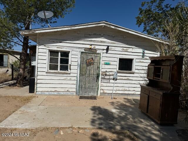 Single Family residence in the heart of Bowie. Close to Post Office, Public School and Public Pool.