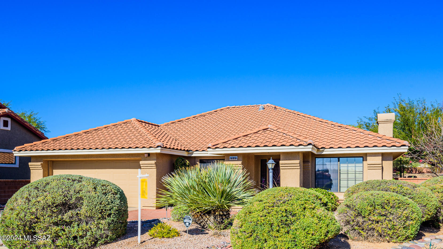 Stunning 2BR+Den/Office, 2 Car Garage in Gated Entry in Beautiful Oro Valley! Contemporary Southwest design with High Ceilings and Open Floor plan & a generous landscaped yard for your outdoor enjoyment. Tile flooring and Wood Laminate floors.Fireplace in Great Room. Enjoy Pusch Ridge views on your neighborhood walks. Updated Kitchen stove, for the culinary minded. Both a Breakfast nook and Bar, as well as a Dining Room. Must see this one is special!