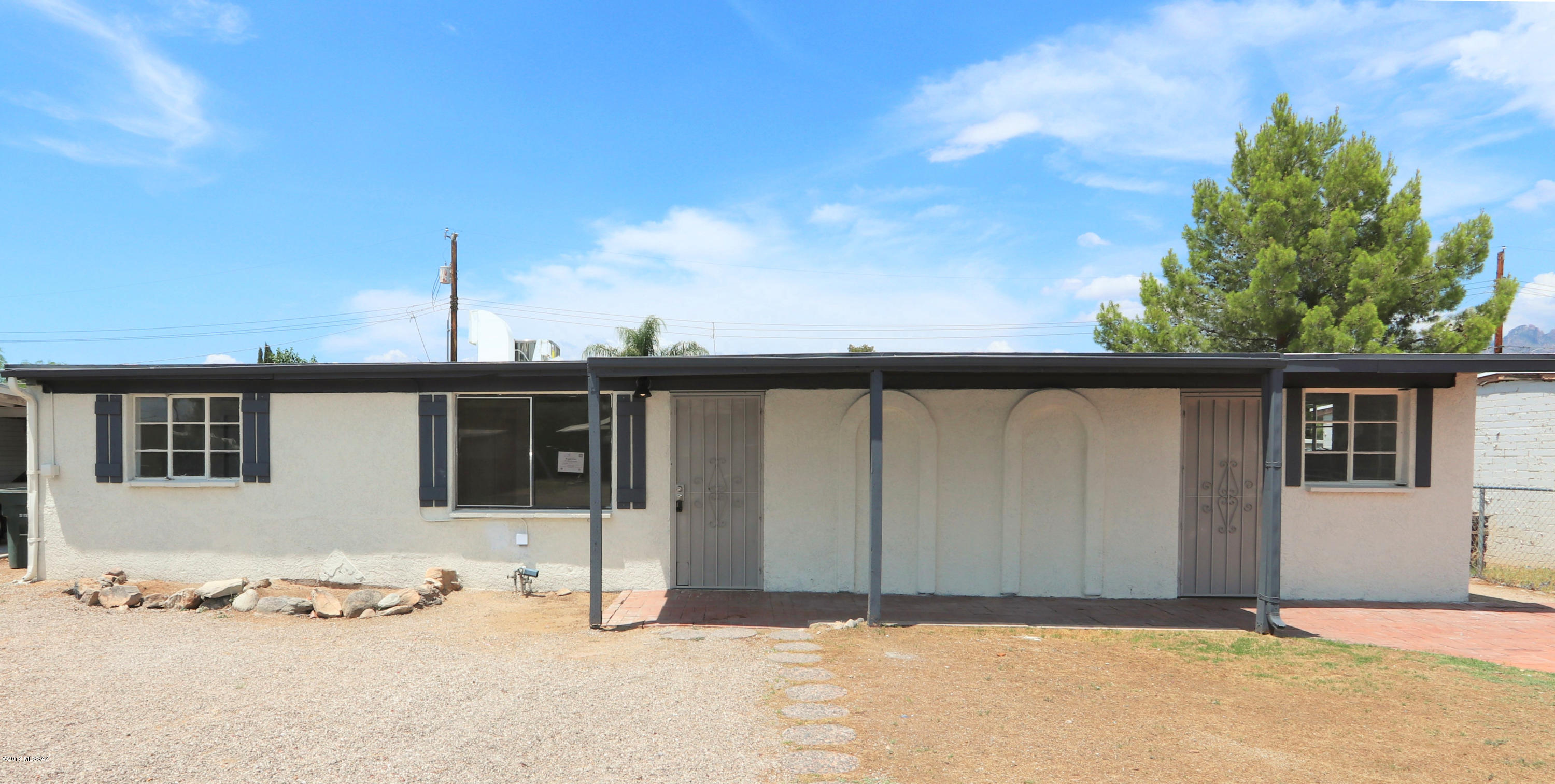 Seller will counter or accept offers between $142,000 and $149,000. Location location location!  Don't miss this incredible 3 bedroom 2 bath home with bonus room in Central Tucson.  Nice neutral carpet, fresh interior and exterior paint, stainless steel appliances and refinished cabinets. Large fenced in yard for privacy and backyard basketball court.  A must see. Agent owned.