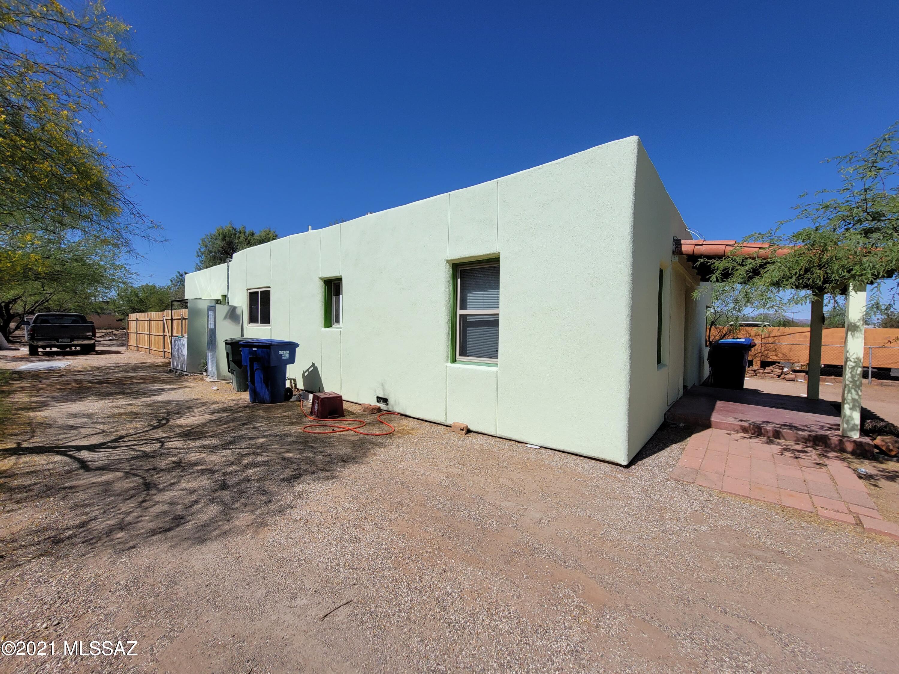 2/1 duplex unit in the front. Big great room with dining area, large kitchen with counter space.  Side yard with W/D.  Small yard in front. Centrally located, close to downtown and U of A. Water included!