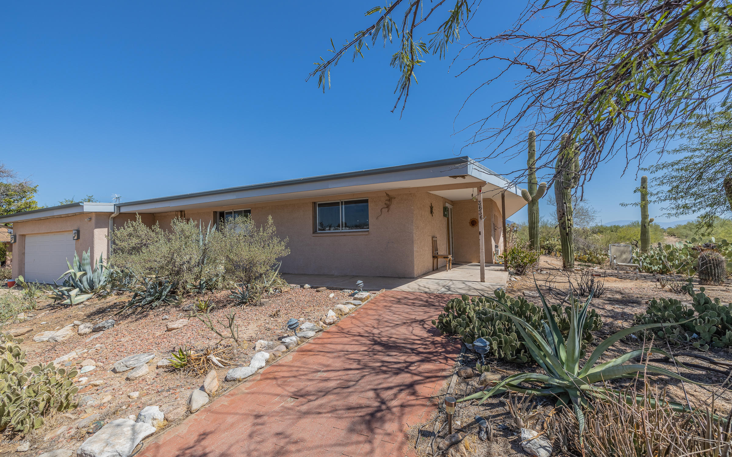 Lovely home located in the foothill of NW Tucson on a .69 acre lot. Open floor plan
with bonus room. Workshop located in the back with full electric and AC. 3 bedrooms and 2.5 bathrooms. No HOA! This home is a must see in person.