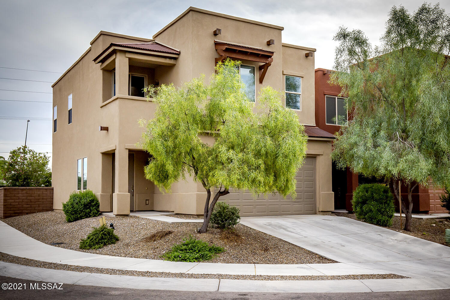 Former model w/ upgraded features, 4 Br/2 1/2 Bath, built in 2015 by Miramonte Homes.
Great location by Glenn & Mountain Ave. w/bike path to UA. Spacious great room; dining
area; upgraded, gourmet kitchen w/ upgraded cabinets/granite counter tops & walk in
pantry. Master suite w/ luxury bath--separate garden tub, over sized walk-in shower,
dual sinks; walk-in closet & 2 separate closets. 4th Br has balcony w/ views of the
Catalina Mtns. Less than 1 mile from restaurants, groceries, etc.
