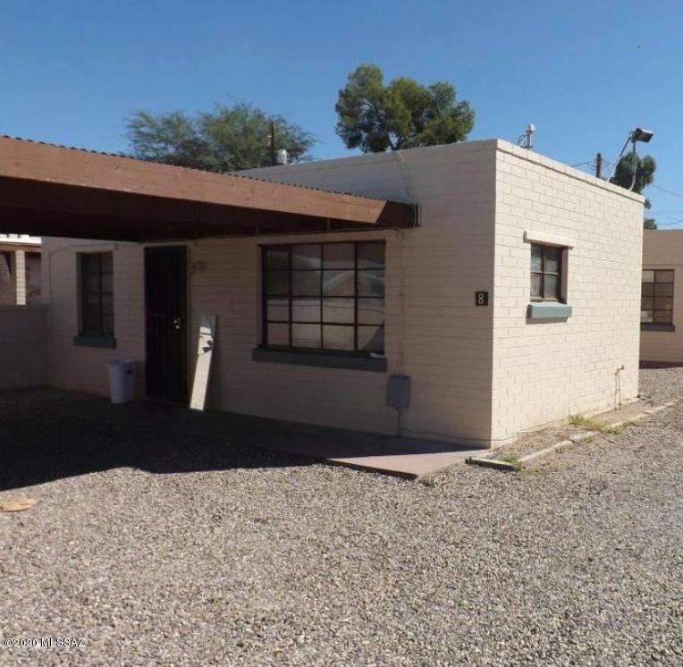 2 Bedroom, single story unit tucked back off Oracle. Parking right next to unit, gas stove and fridge, and evaporative cooler. Coin laundry on site, and flat monthly charge for water/sewer; trash is included. Conveniently located near school, shopping, and freeway access.