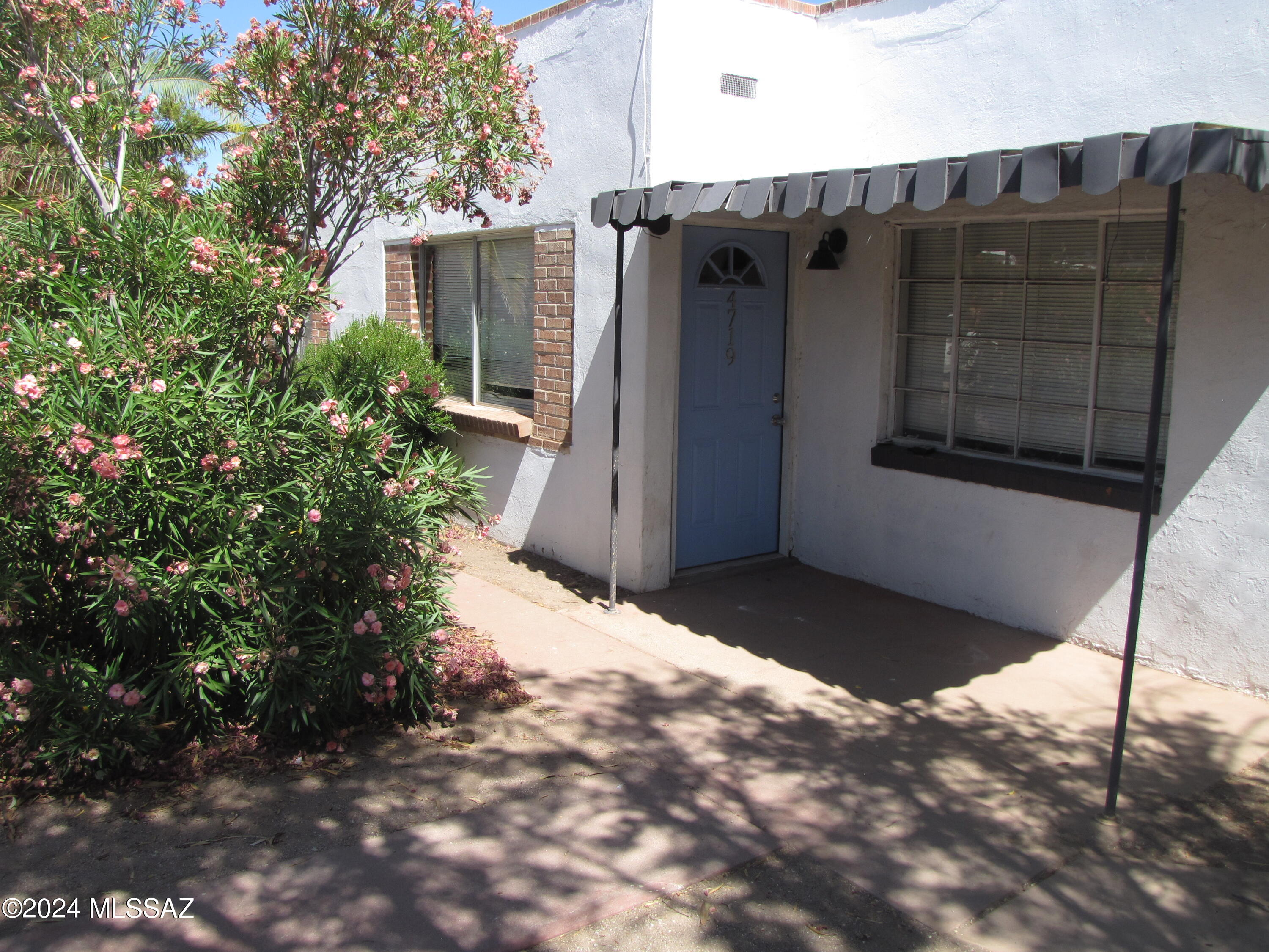 $500 off 1st months rent with one year lease. Very clean 1 bedroom, 1 bath near Speedway and Swan. All Appliances including washer and dryer.  Good size fenced yard. Off street parking.
Central AC