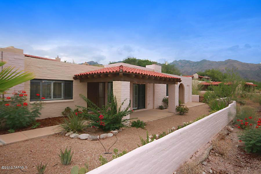 VIEWS, VIEWS, VIEWS FROM EVERY WINDOW!!! AMAZING VISTAS OF CATALINA MOUNTAINS DURING THE DAY AND CITY LIGHTS AT NIGHT. THIS STAND ALONE TOWNHOUSE, WITH NO SHARED WALLS, LUCIOUS LANDSCAPING AND COMFORTABLE COVERED PATIO PROVIDES AWESOME PRIVACY. WATCH THE SUNRISE OR MONSOON STORMS FROM YOUR FRONT PATIO WHILE SIPPING MORNING TEA. OVERSIZE GARAGE HAS PLENTY ROOM FOR 2 VEHICLES AND ENOUGH ROOM TO STORE YOUR EXTRAS. NOTICE TASTEFUL KITCHEN REMODEL AND FLOOR TILE. VERY LARGE MASTER BEDROOM HAS ITS OWN ENTRANCE TO THE PATIO. LAUNDRY ROOM IS INSIDE. NO INTERIOR OR EXTERIOR STEPS. THIS VERY POPULAR COMMUNITY IS CONVENIENTLY LOCATED NEAR SABINO CANYON RECREATION AREA. GOLF COURSES, SHOPPING, DINING AND MORE. HEATED POOL AND SPA, LIGHTED TENNIS COURT AND WALKING/HIKING TRAILS ADDS TO THE VALUE.