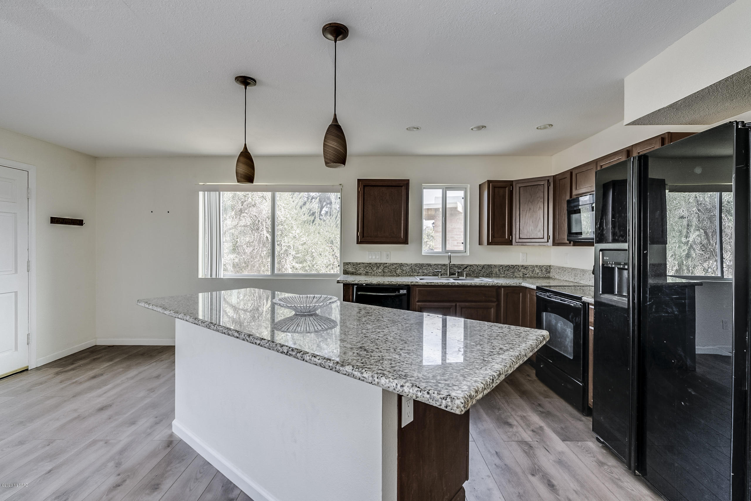 2 BD / 1 BTH Single Story Upstairs Unit.  FANTASTIC Kitchen w/ Beautiful Granite Island Overlooks Great Room and Dining Area.  Ceiling Fans through out.  Community Spa and Common Areas. Convenient Location Near    Kolb / Tanque Verde.