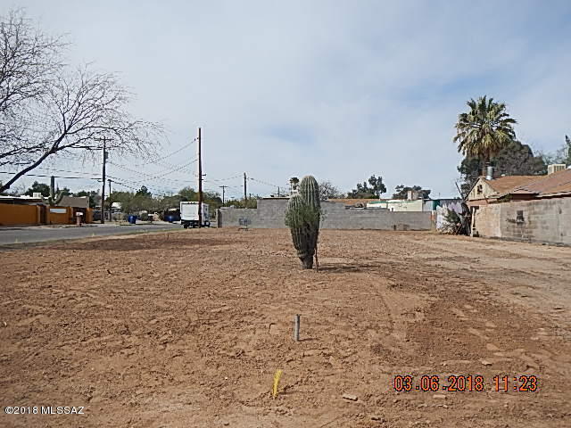 Great Sized, Flat Vacant Lot in Midtown with R2 Zoning. All utilities are to the lot. This lot is just waiting to be built on!