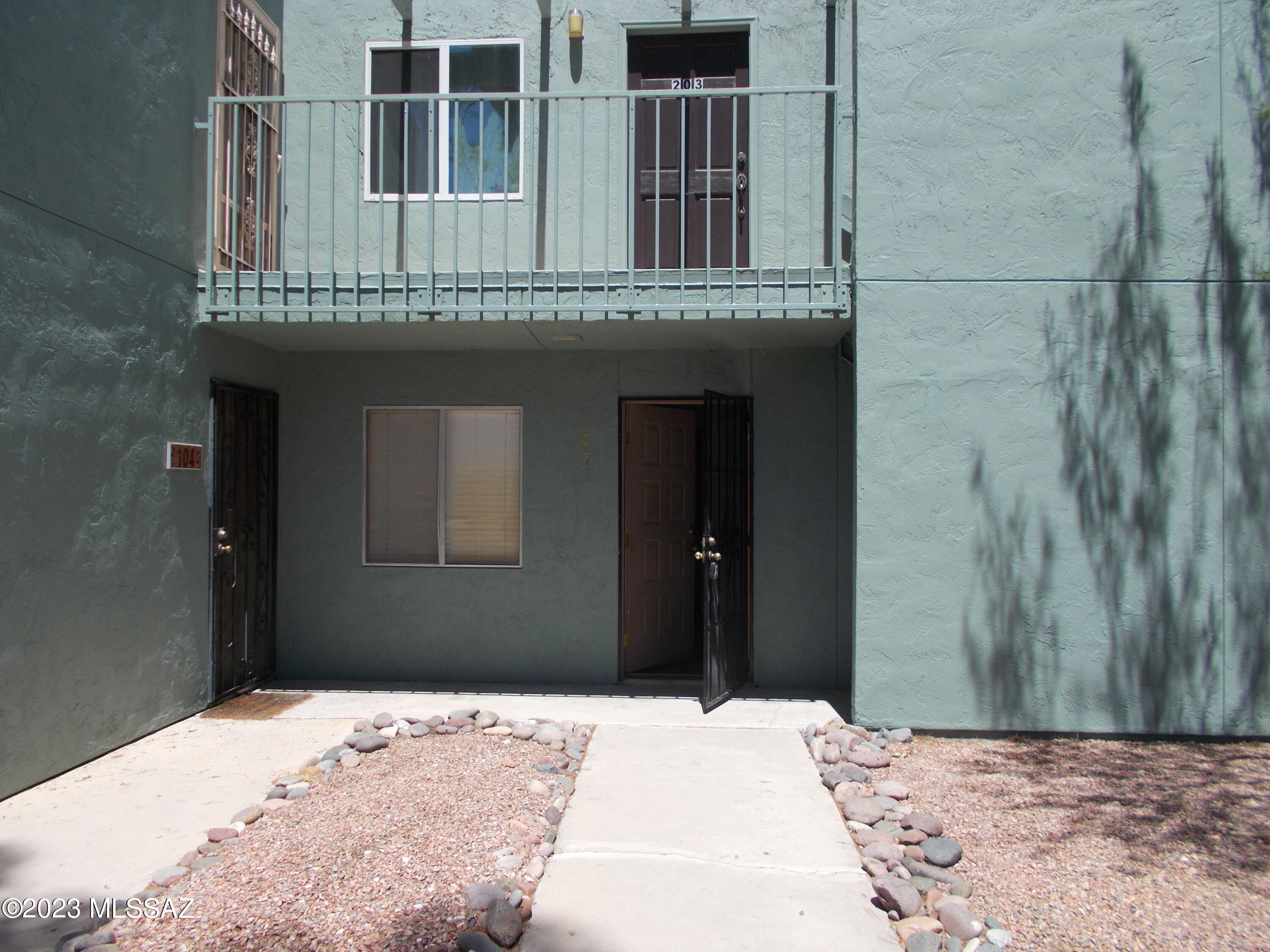 Privacy in the back for this 1st floor, 1 bedroom condo. Unit is 610 sq ft, laminate wood floors throughout, ceiling fans. The bedroom has huge walk in closet. Close to pool. Unit comes with 1 covered parking space. Unit is close to bus, schools and walking distance to restaurant and shopping.