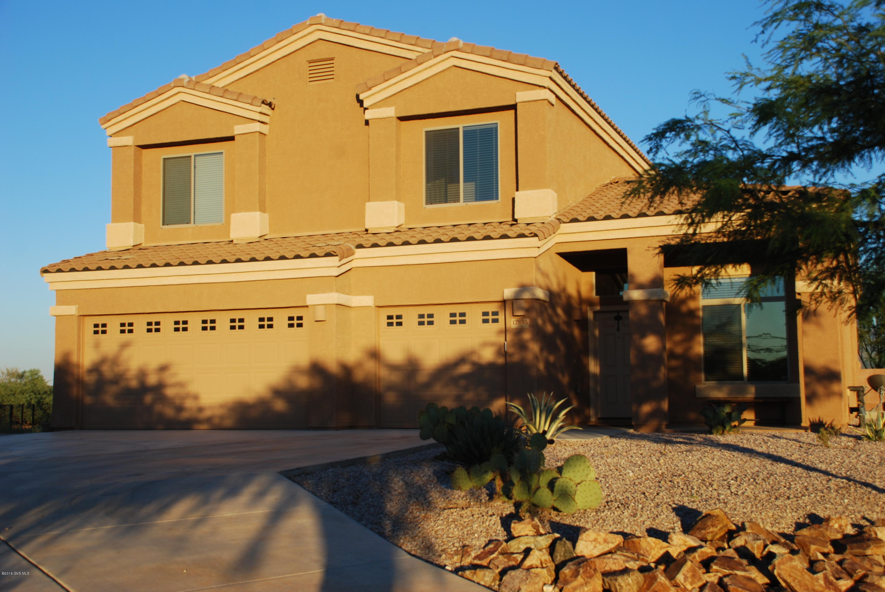 PANORAMIC MOUNTAIN VIEWS AND WIDE OPEN SPACES!!! DR Horton built home on 1.05 acres!!! Kitchen boasts granite CT, darker stained maple cabinets, SS appliances, 18'' ceramic tile in all wet areas/high traffic, HUGE great room/kitchen floor plan, kitchen island/breakfast bar, formal living/dining, SOARING VAULTED CEILINGS, 4th bedroom downstairs w/full bath, decorator paint, blinds and ceiling fans throughout, GORGEOUS wrought iron/wood stair railing, upstairs loft, Huge Master w/garden tub, keyless entry 3 car garage and much much more!! Don't Miss this One!!