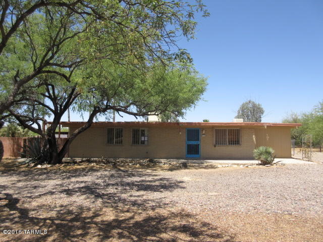Incredible find.  This is a 1.11ac horse property w/enclosed stalls & arena. The house is a 3 bedroom / 2 bathroom , formal living room, kitchen, dinning area and family room.  There is a small room that could be used as office or storage, a storage room and a possible 4th bedroom.  Tile throughout the home.  You also have a nice patio area and swimming pool.  Make this your castle.  Run, don't walk.  Get that offer in today.  Online bidding begins 07/16/16 and ends 07/20/16.