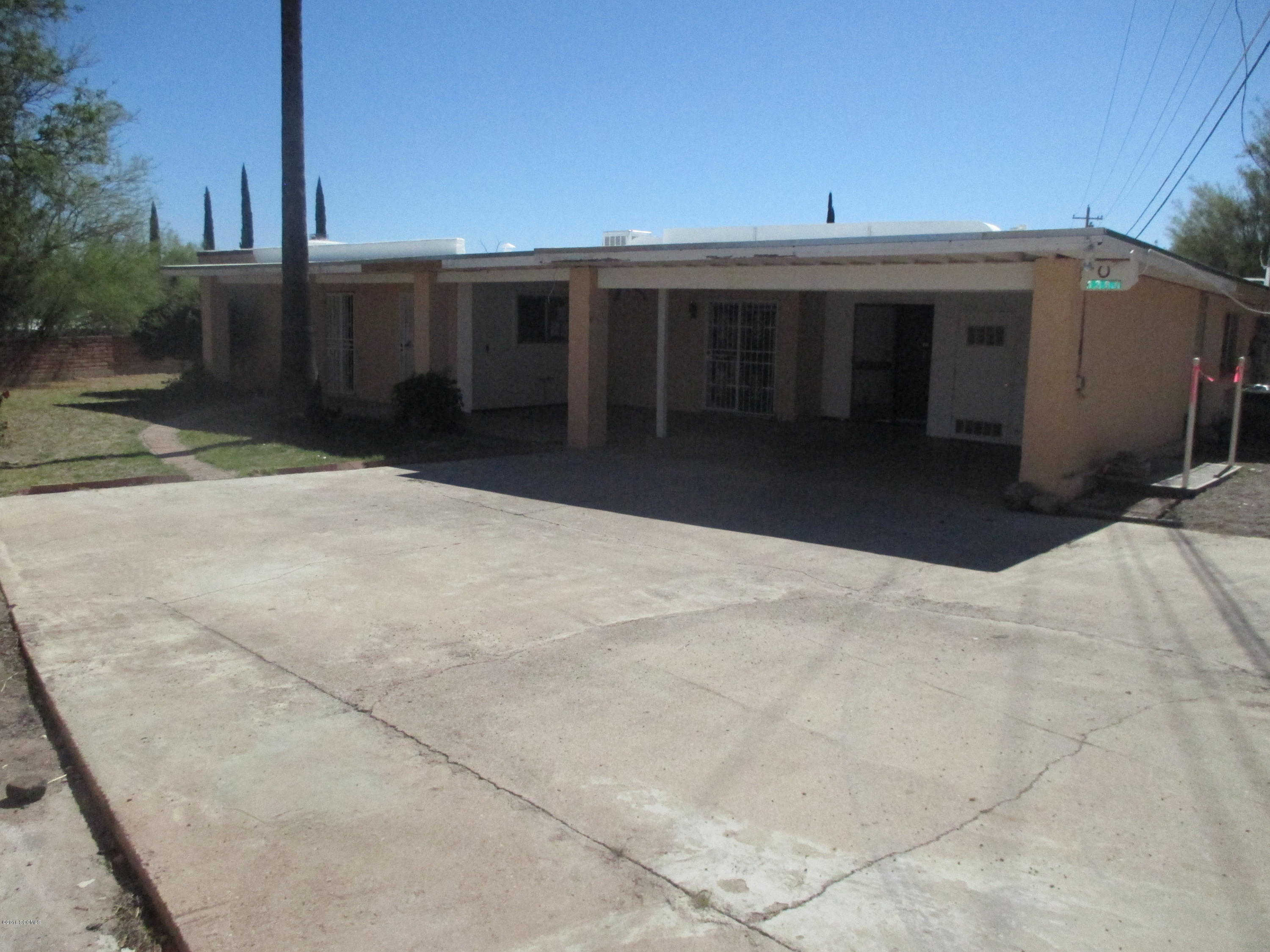 Very private location in good area. House apparently was being remodeled at time of foreclosure. Has 1 bedroom quest quarters with kitchen, bathroom and living room. Lots of potential. Sq.footage of 1,581 does not include guest quarters.