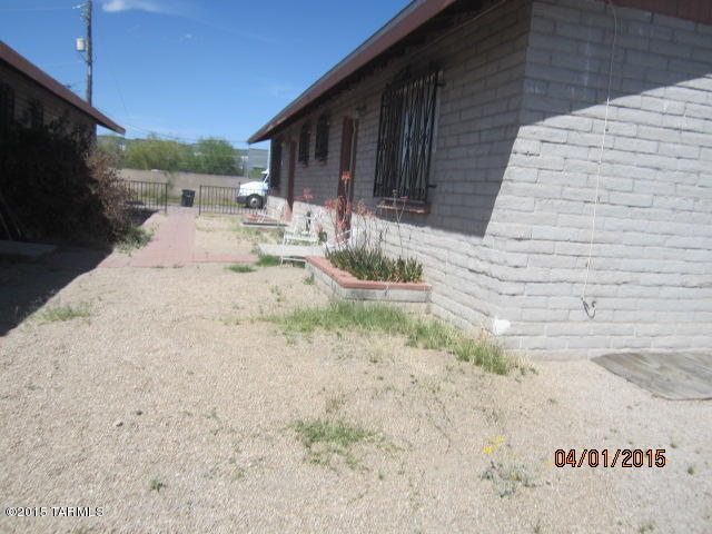 Possible Shortsale.  Duplex in ideal, central location near University of Arizona, shopping, and bus lines.  Walk to shopping and restaurants. 
**PLEASE DO NOT DISTURB TENANTS in Unit 48**
Unit 50 is vacant and on a key safe.  
36-38 E Elm St duplex also available for sale.