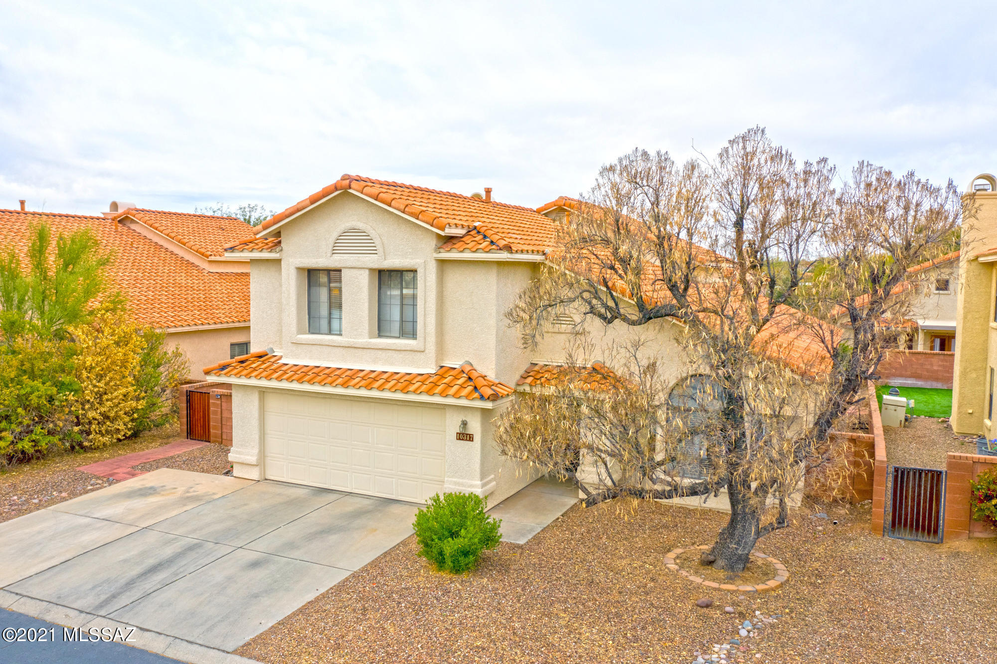 Sellers will accept offers and counteroffers for a fabulous turn-key ready 4bd/3ba 2713 sqft home w/ bonus room, a pool, and breathtaking mountain views in the Villages of La Canada enclave of Oro Valley!

Beautiful wood-tile and hardwood flooring throughout the house! Granite counters, stainless steel appliances, beautiful cherry kitchen cabinetry, great living, working, entertainment, and outdoor spaces.  

Amenities include a gated community with great walking, park, and outdoor activity spaces.

Seller's warranty included.  This beautiful home will go quickly--so hurry and come see!