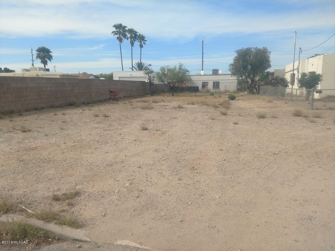 R-2 LOT-JUST SOUTH TO VA HOSPITAL. GREAT INVESTMENT OPPORTUNITY. SELLER OWNS ADJOINGING PROPERTY AT 319 E PRESIDENT ALSO FOR SALE, SEE MLS 21811824. SELLER PERFERS TO SELL THE TWO PERCELS TOGETHER AS PACKAGE SALE.