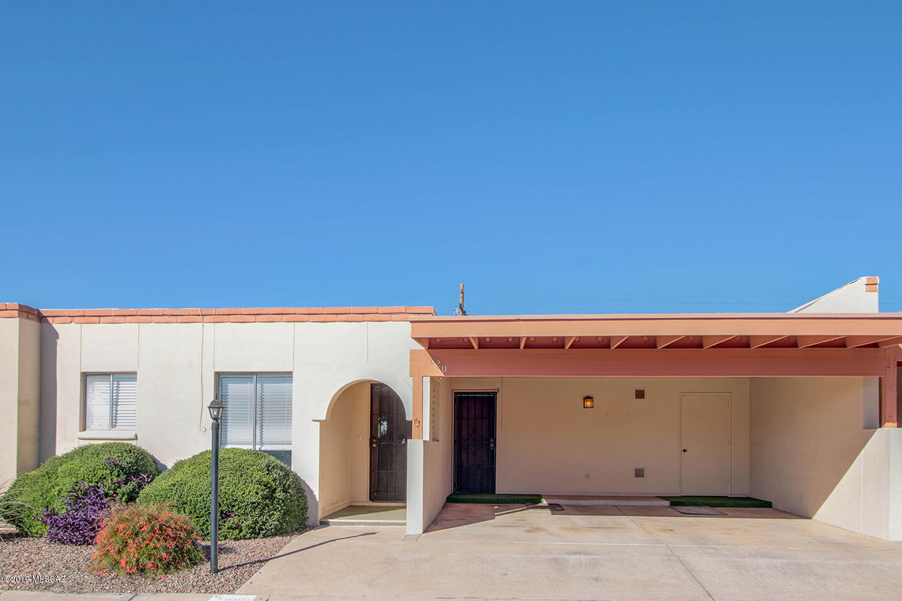 Price range Listing: Seller will accept or counter offers between $149,900 - $159,900. 2 Bedroom / 2 Bathroom Townhouse on Tucson's East Side. Back Yard with Covered Patio. Great Floor Plan with Spacious Living Areas. Desirable community with Pool and Clubhouse!
